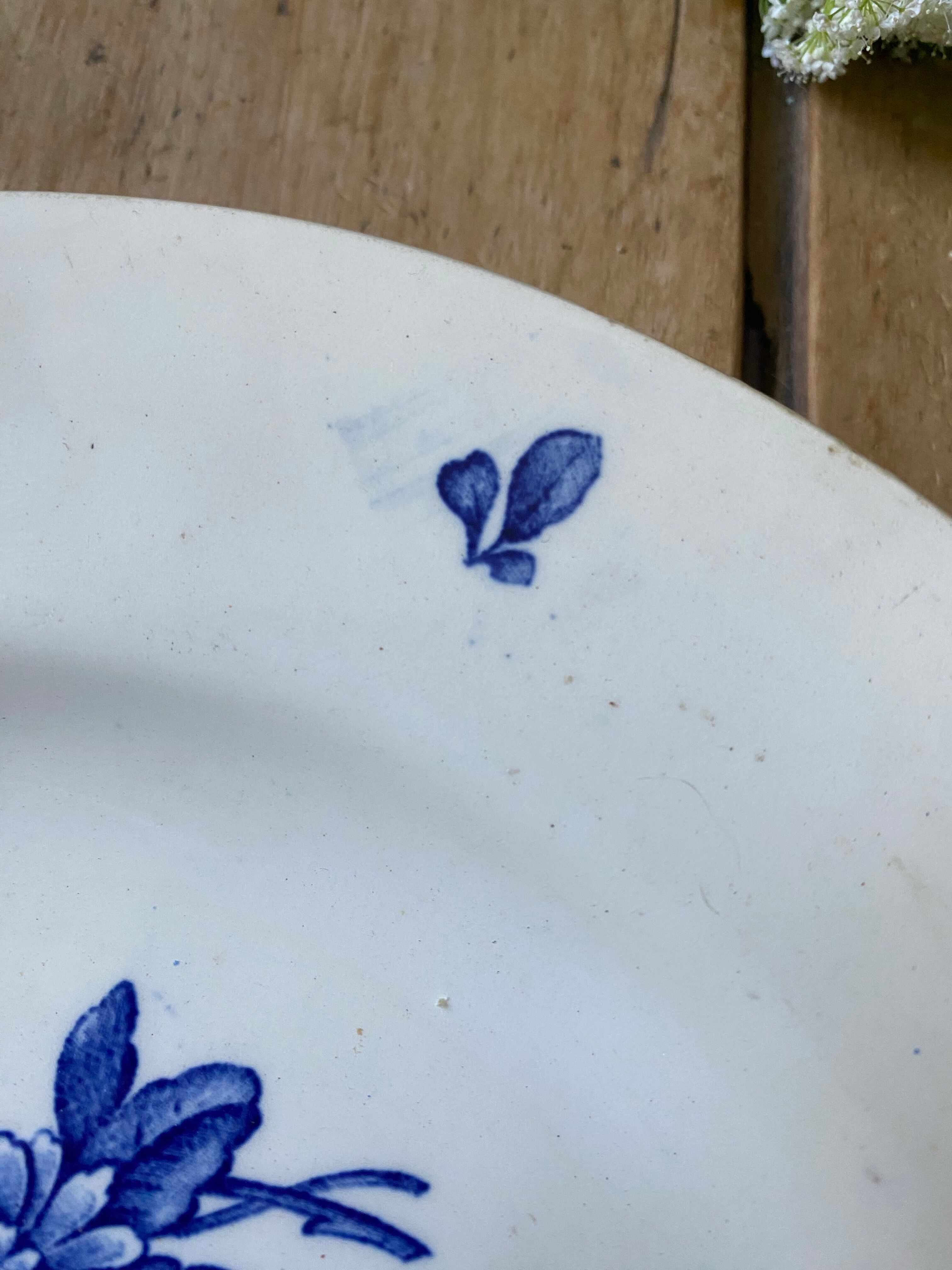 Assiette décor floral bleu KG Luneville