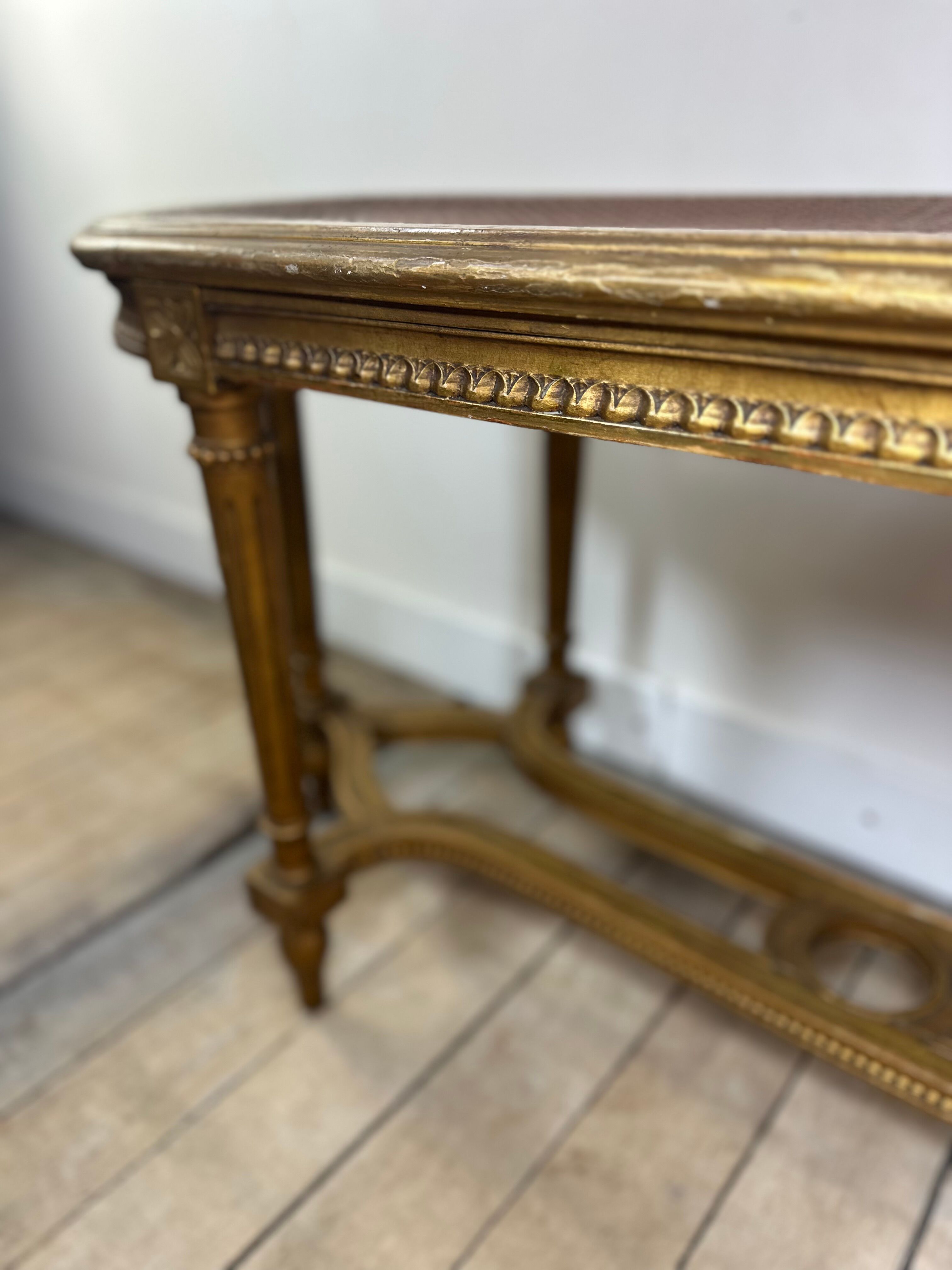 Banquette cannée dorée de style Louis XV