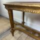 Banquette cannée dorée de style Louis XV