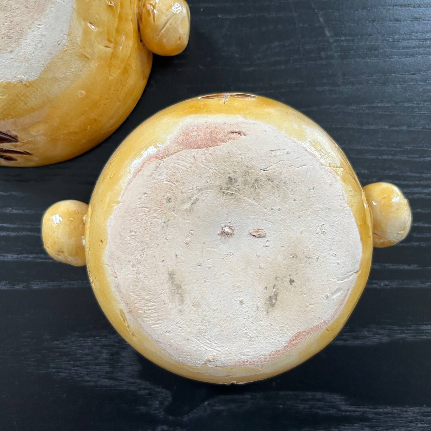 Pair of bowls with floral decoration