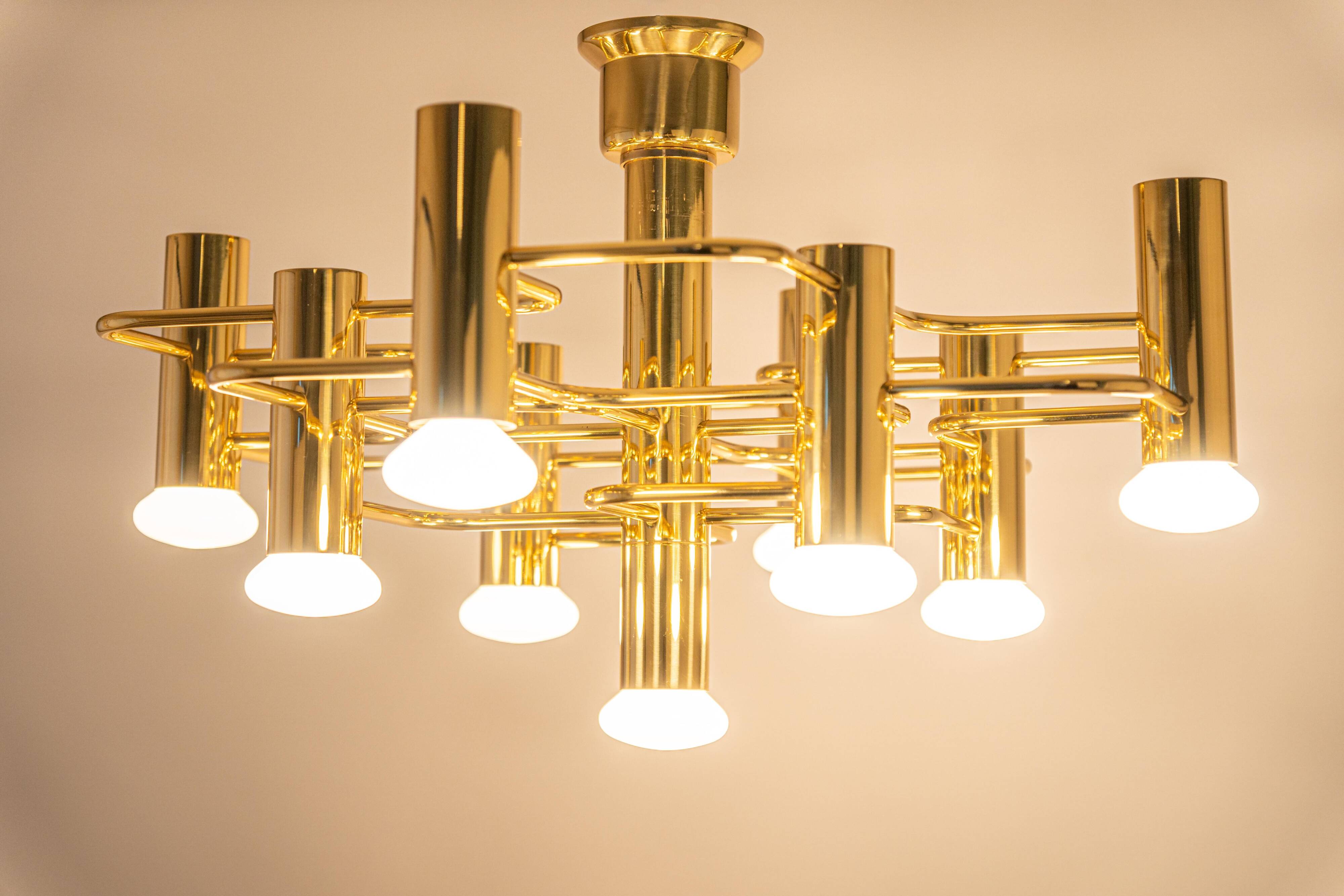 Mid-century chandelier designed by Sciolari, 1970s.