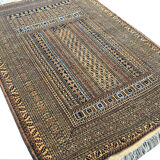 Authentic 1950 Persian rug with fine 135cm x 96cm motifs