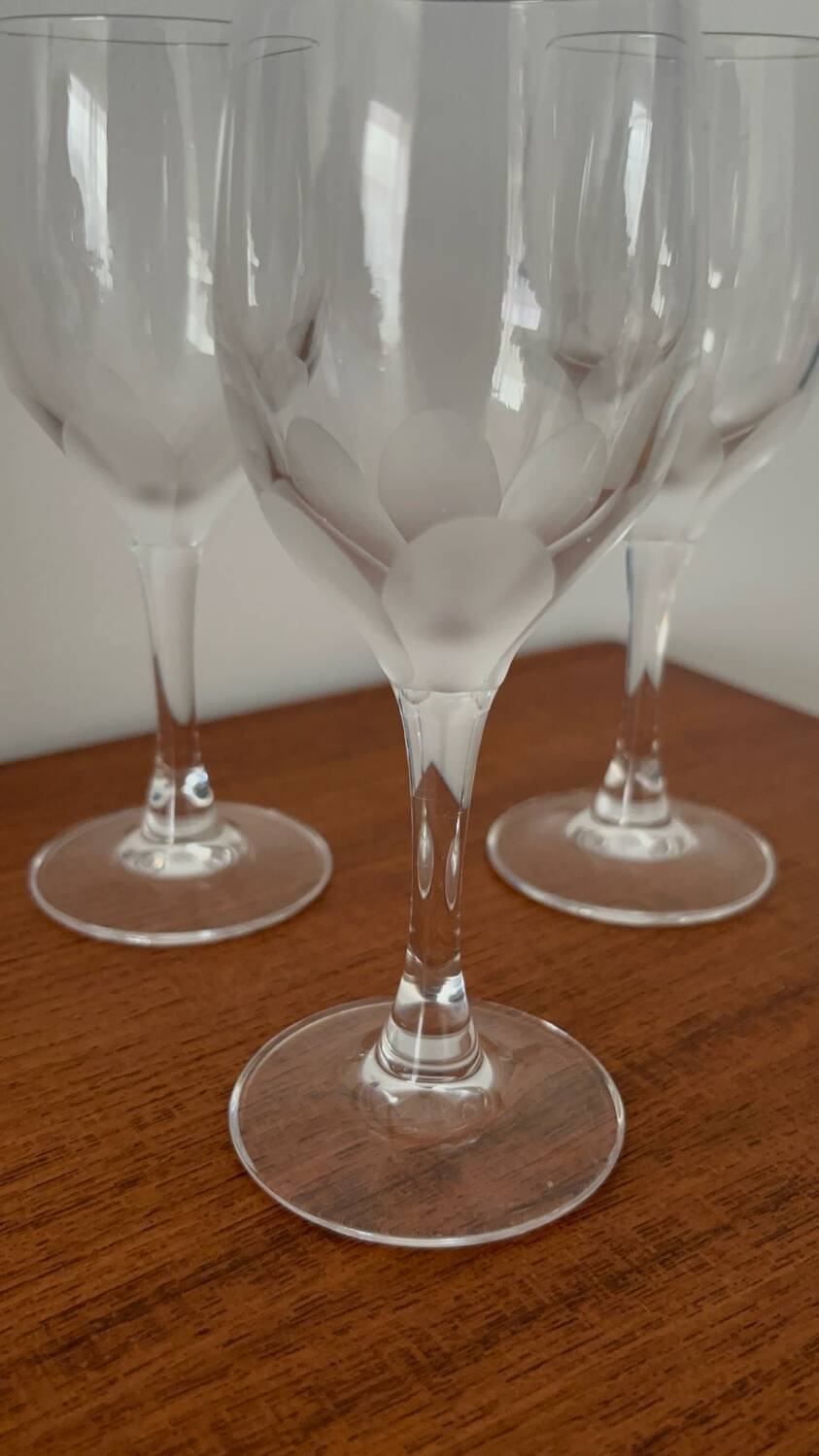 Set of engraved crystal white wine glasses – Elegant vintage glasses
