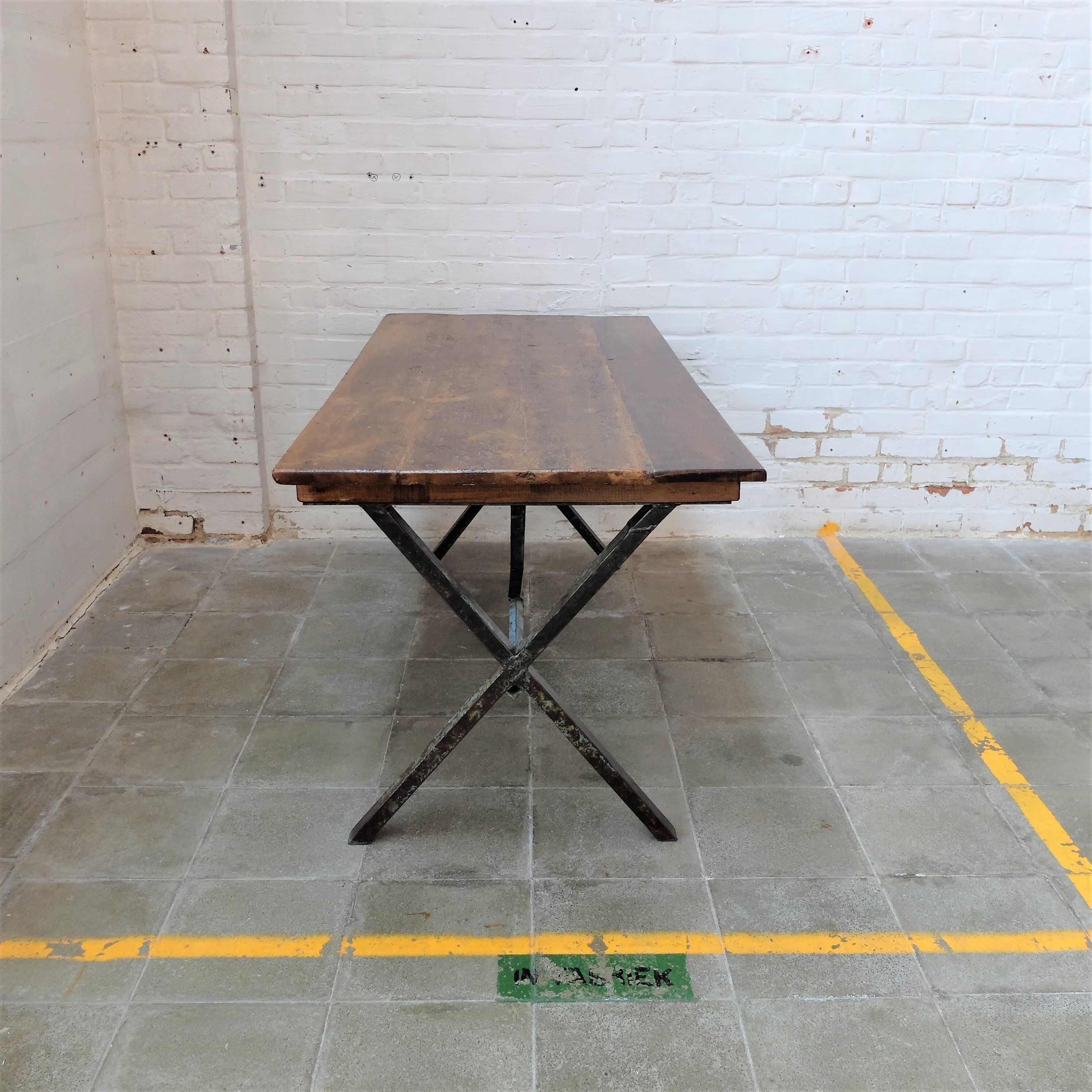 Table à pieds croisées industrielle