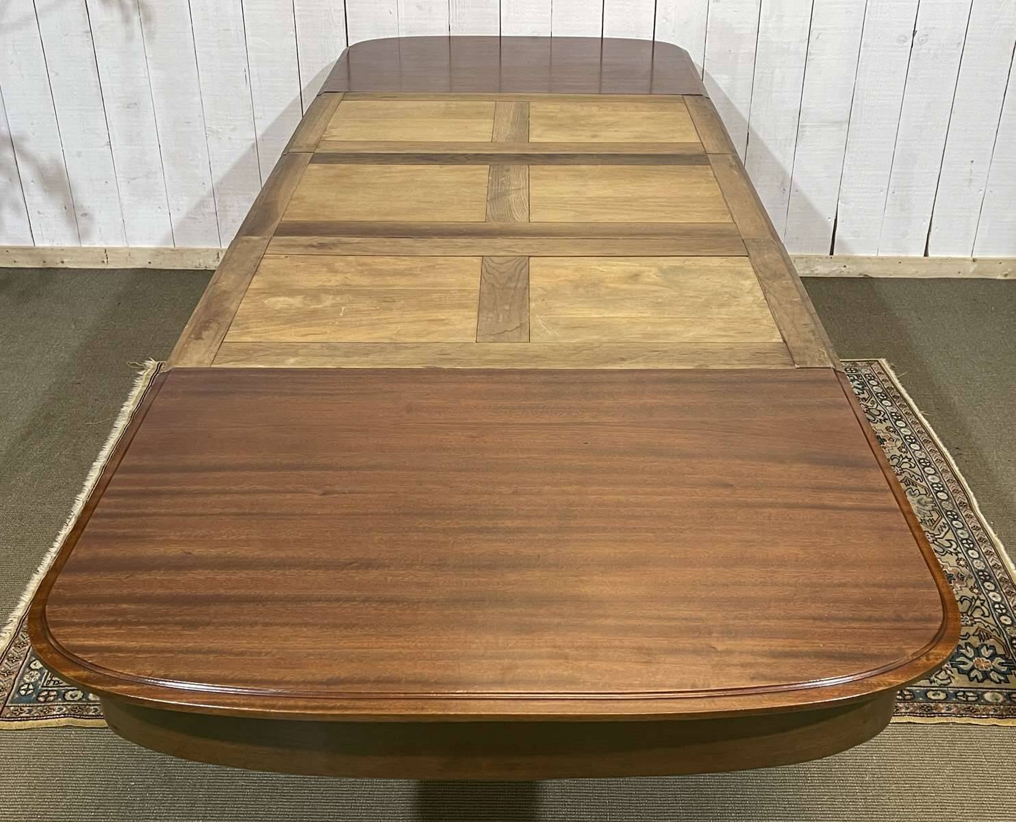 Art Nouveau dining table in mahogany in the style of Gustave Serrurier-Bovy.