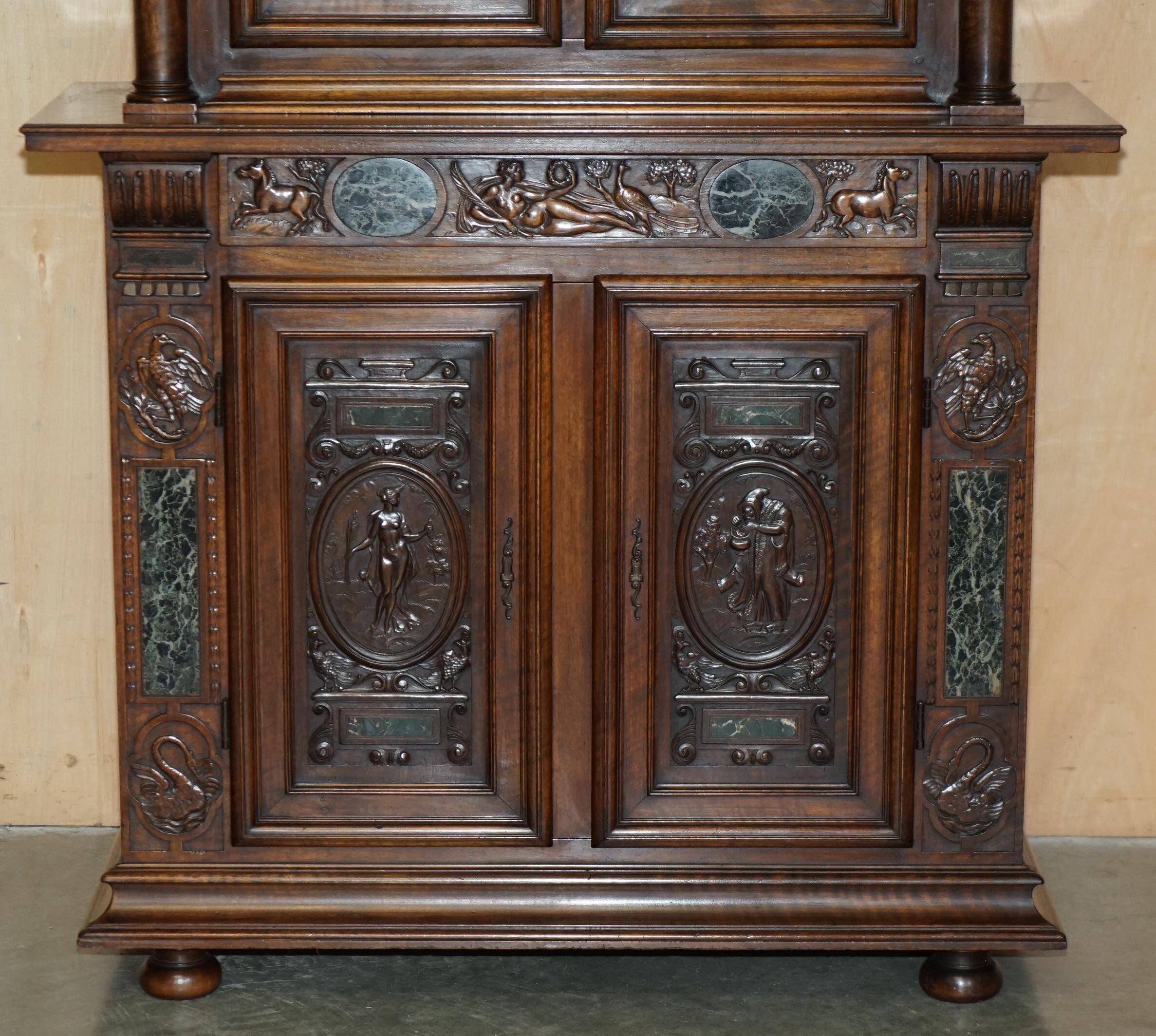 Cabinet Louis XIII revival en noyer et marbre sculpté