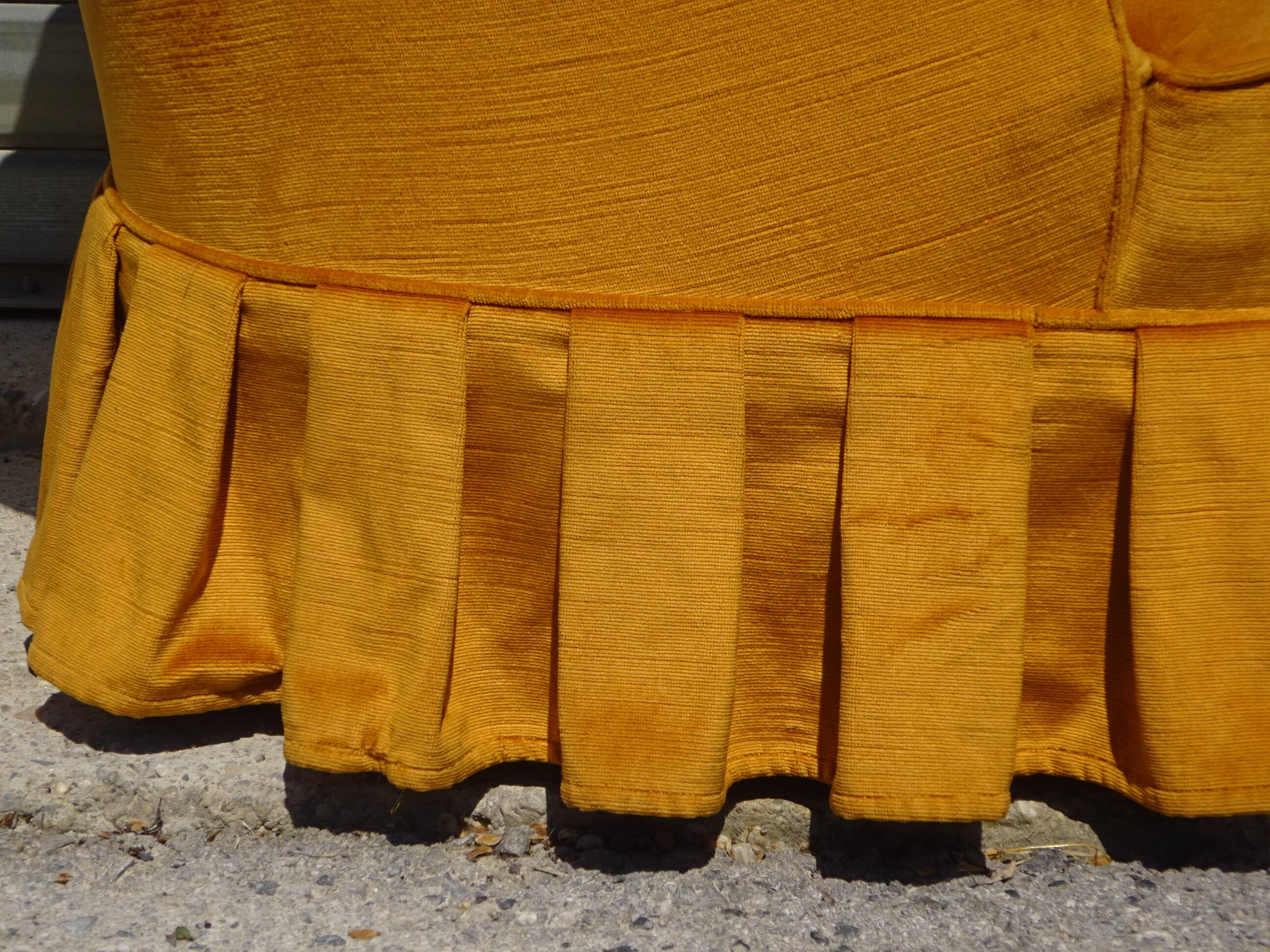 Fauteuil crapaud en velours jaune