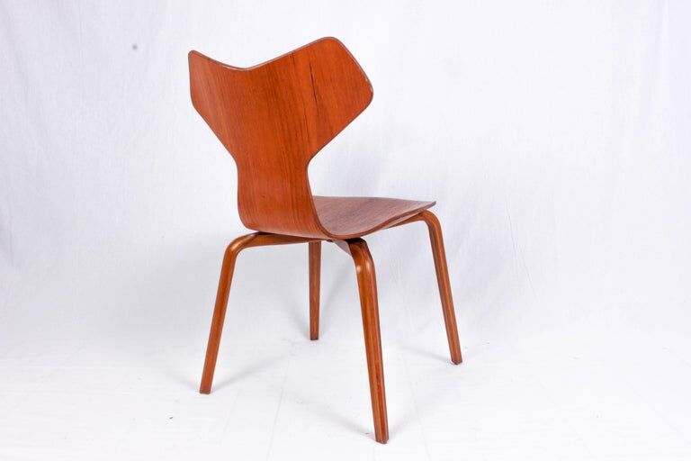 Arne Jacobsen chair model 3130 by Fritz Hansen