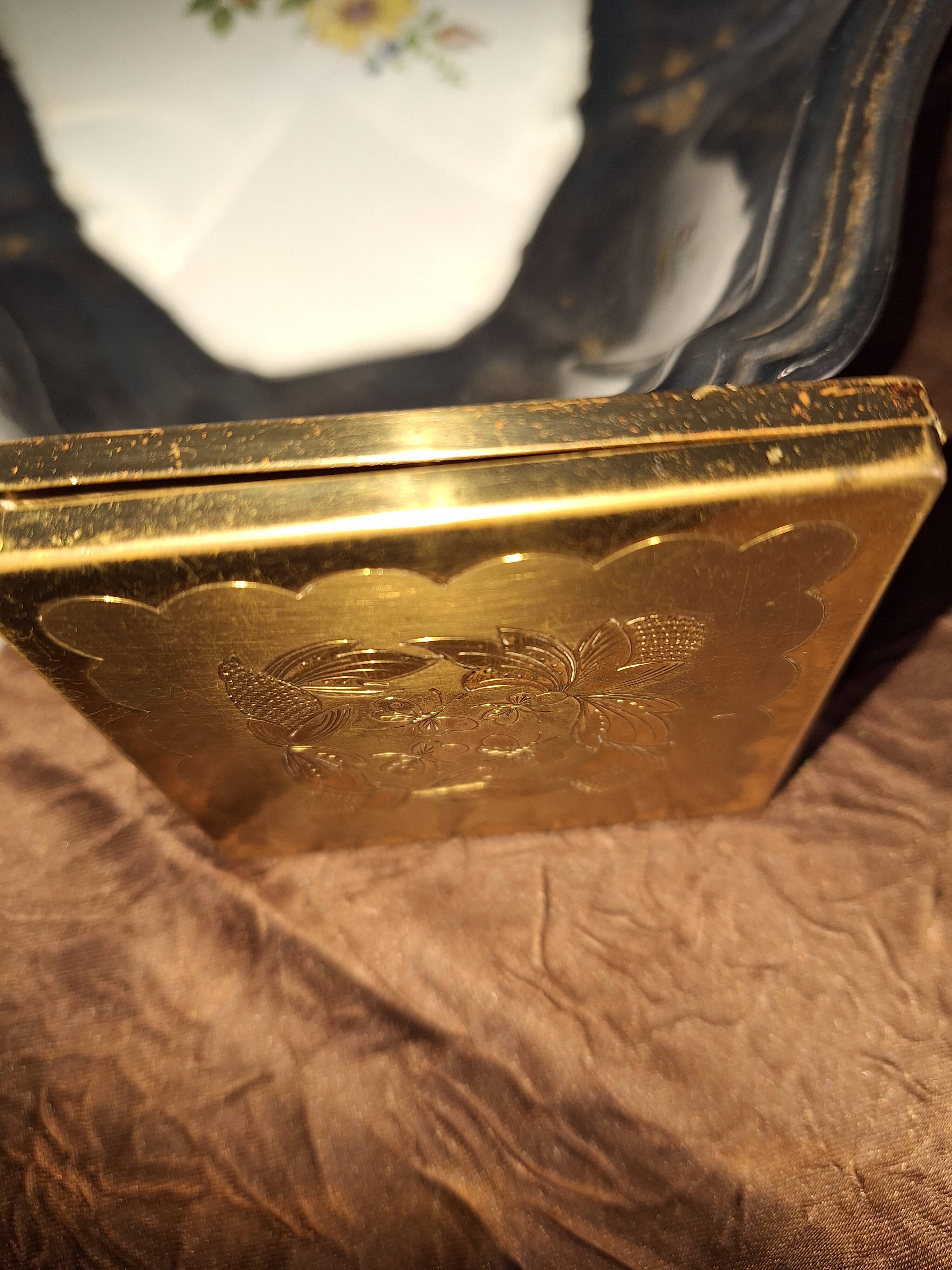 Poudrier vintage avec miroir doré