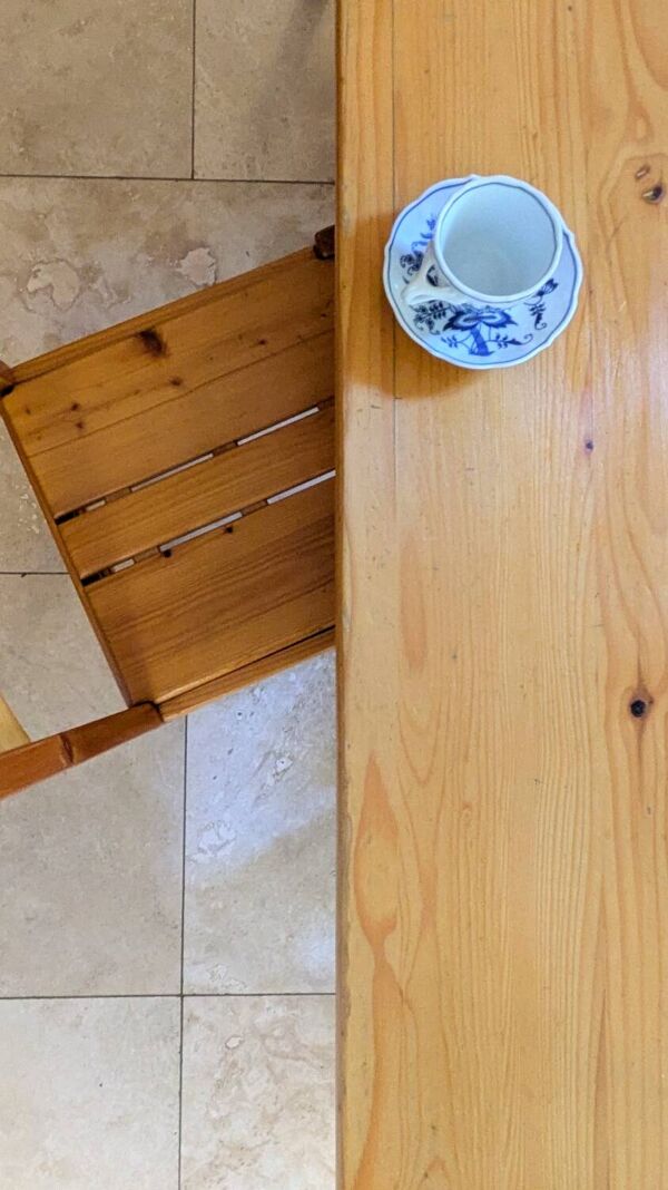 Table et chaises en pin massif, Mobilier de montagne modernistes