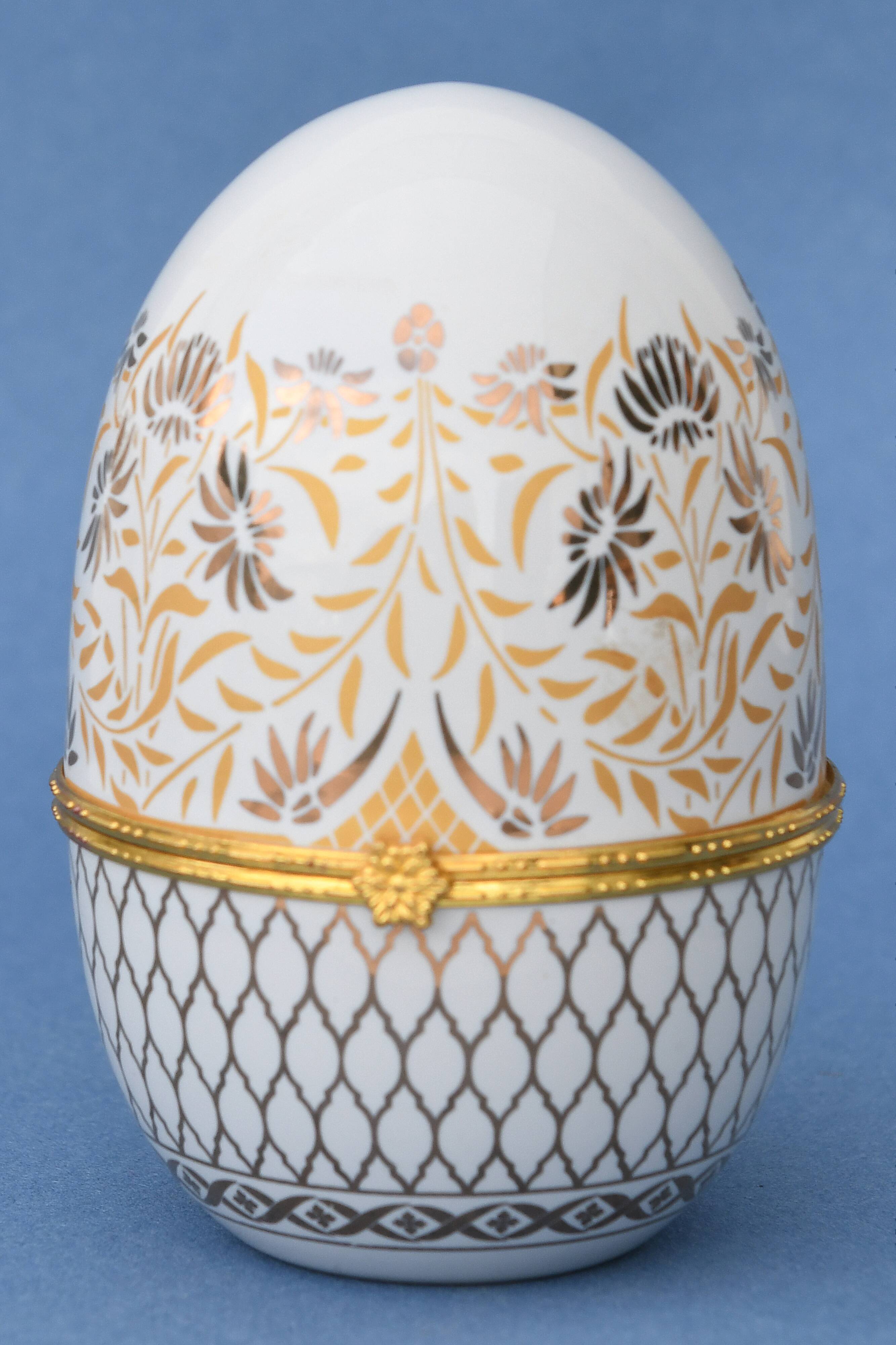 Jewelry box in the shape of a porcelain egg