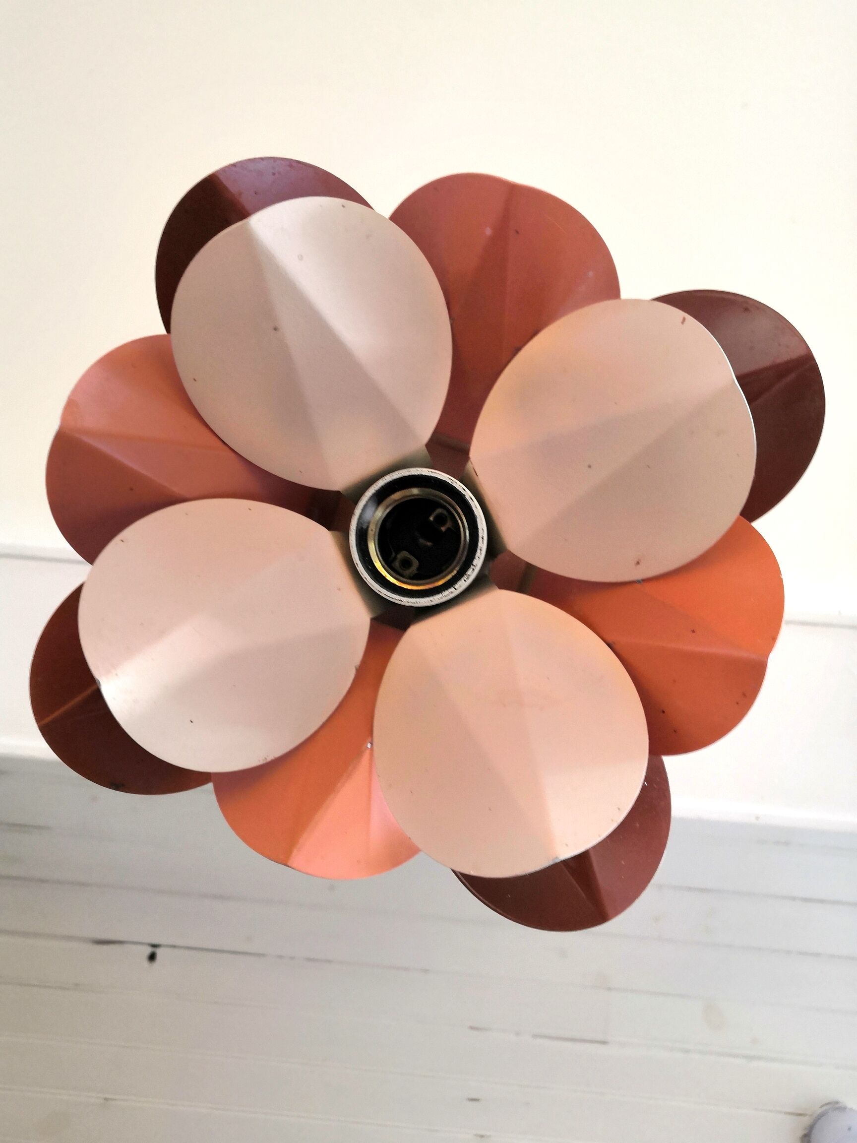 Suspension metal petals two-tone design 70s
