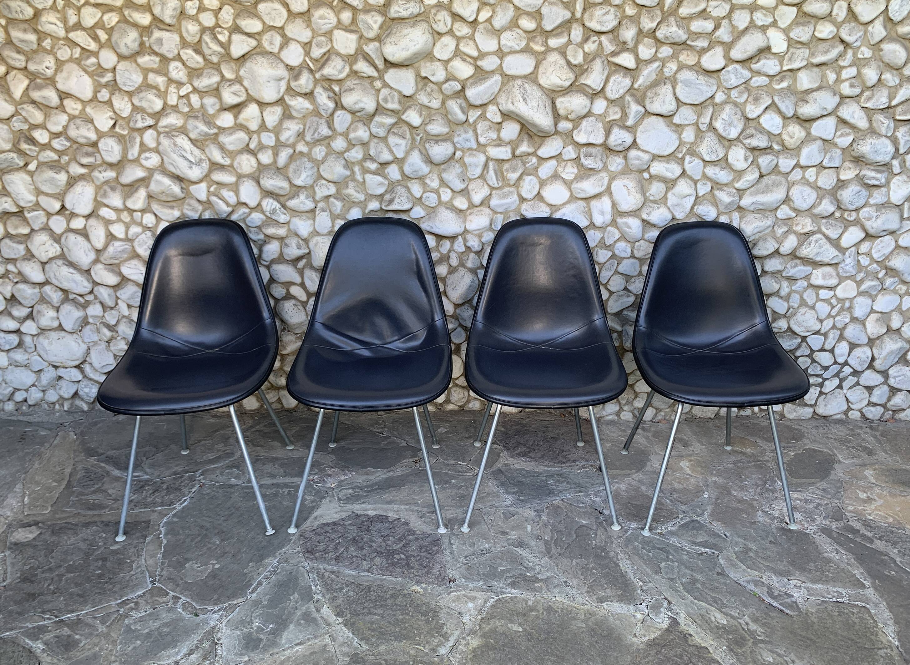 4 chaises DSX en fibre de verre, Charles & Ray Eames pour Herman Miller, années 1980