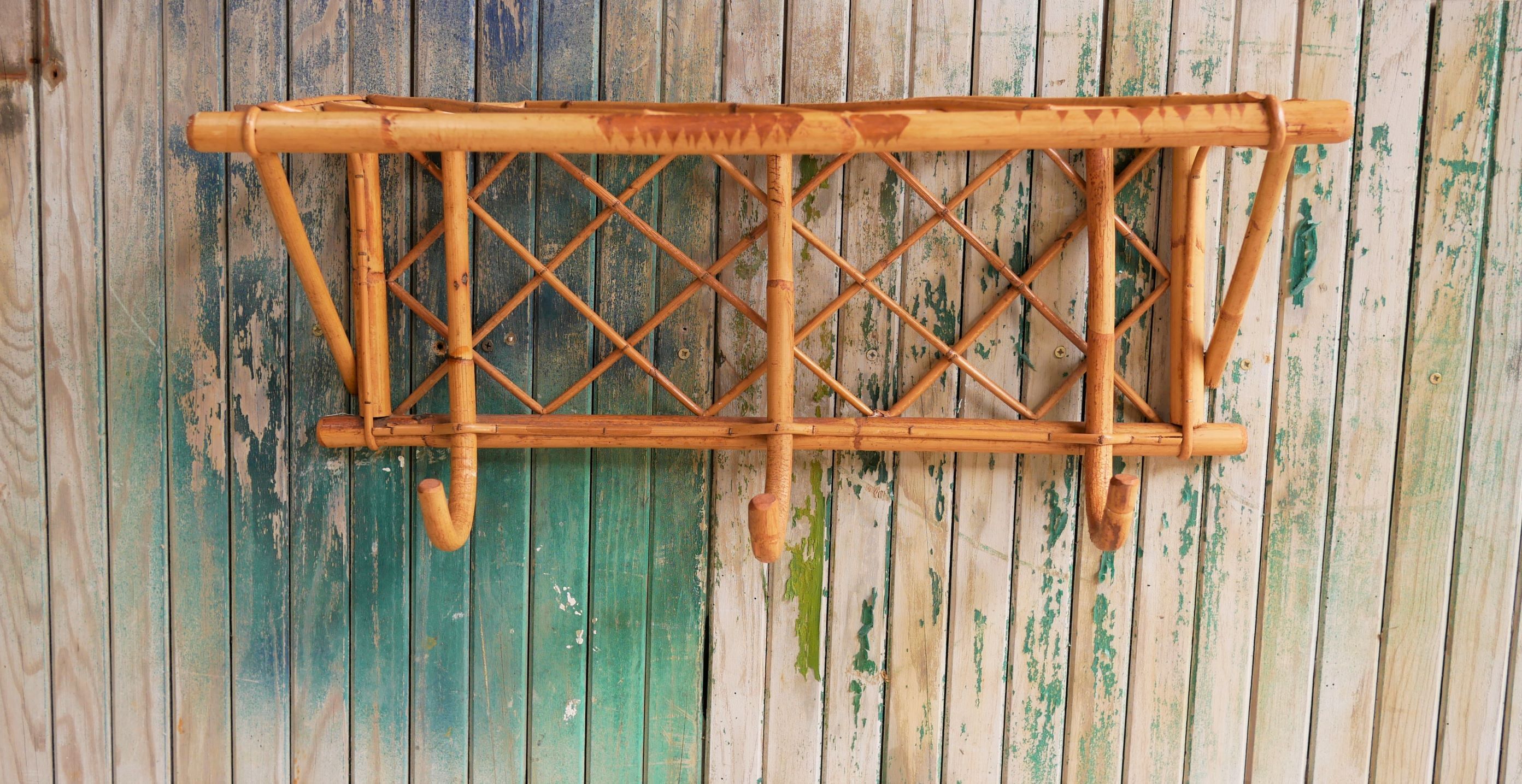 Porte-manteau mural vintage en rotin