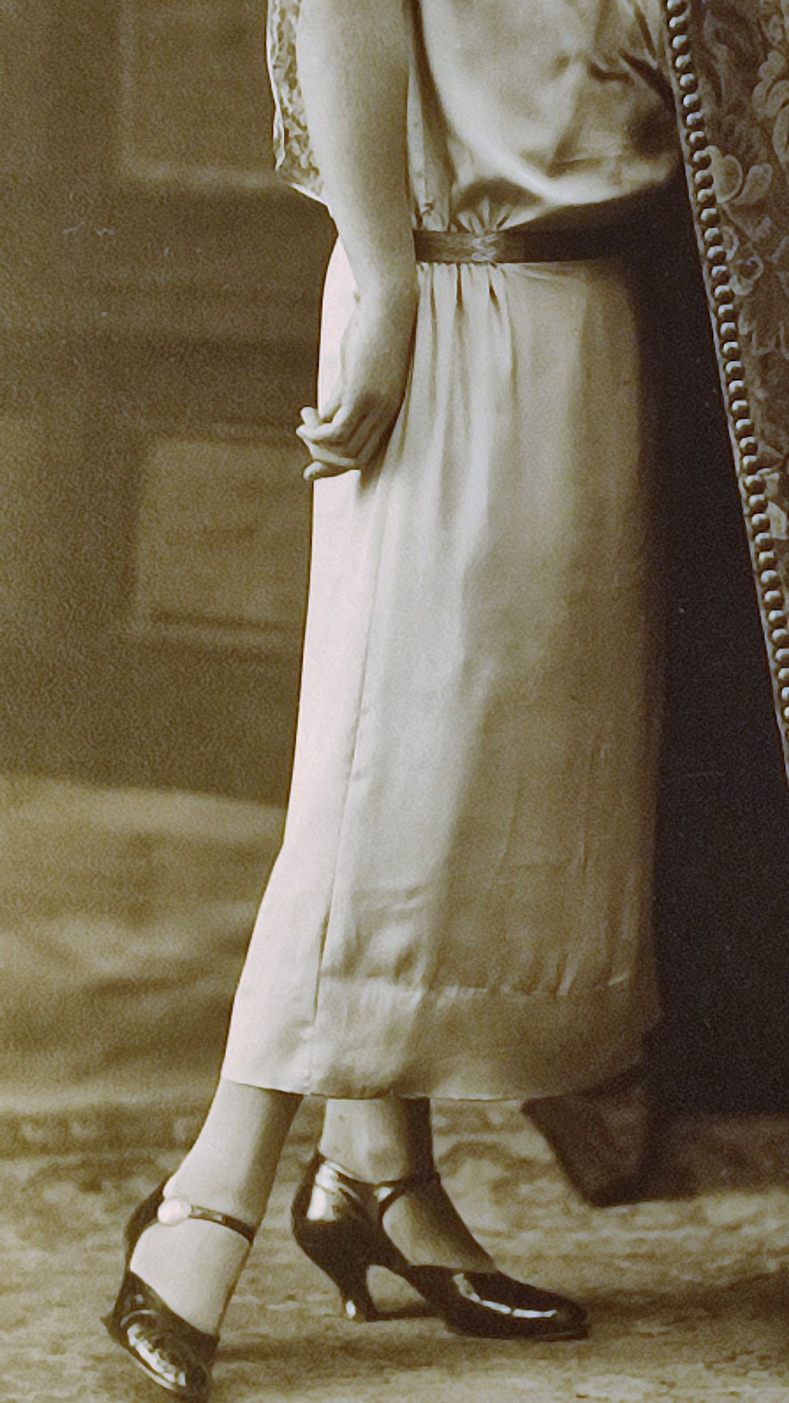 Photo "elegant leaning on the armchair" of fontes paris