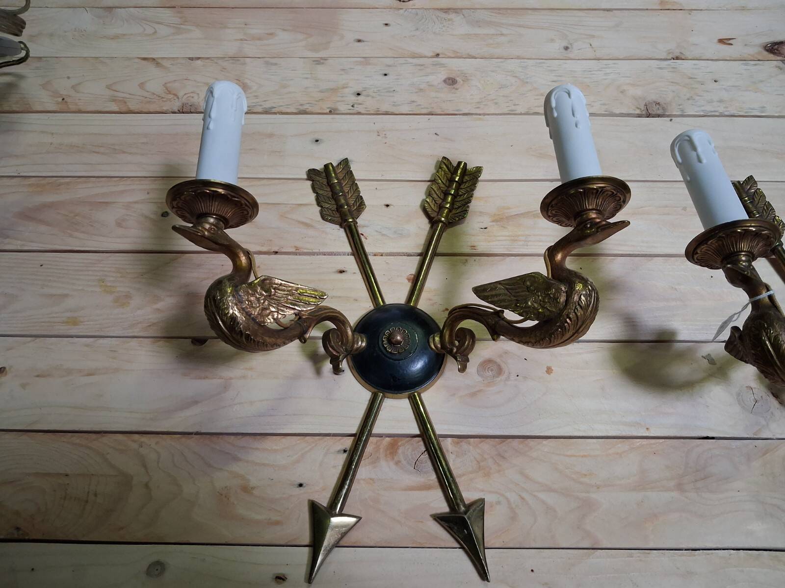 Paire d’appliques en bronze doré aux oiseaux et flèches