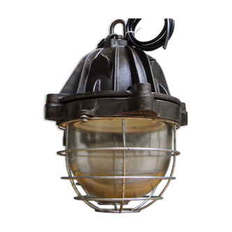 Industrial anti-explosion lamp in cast iron and glass.