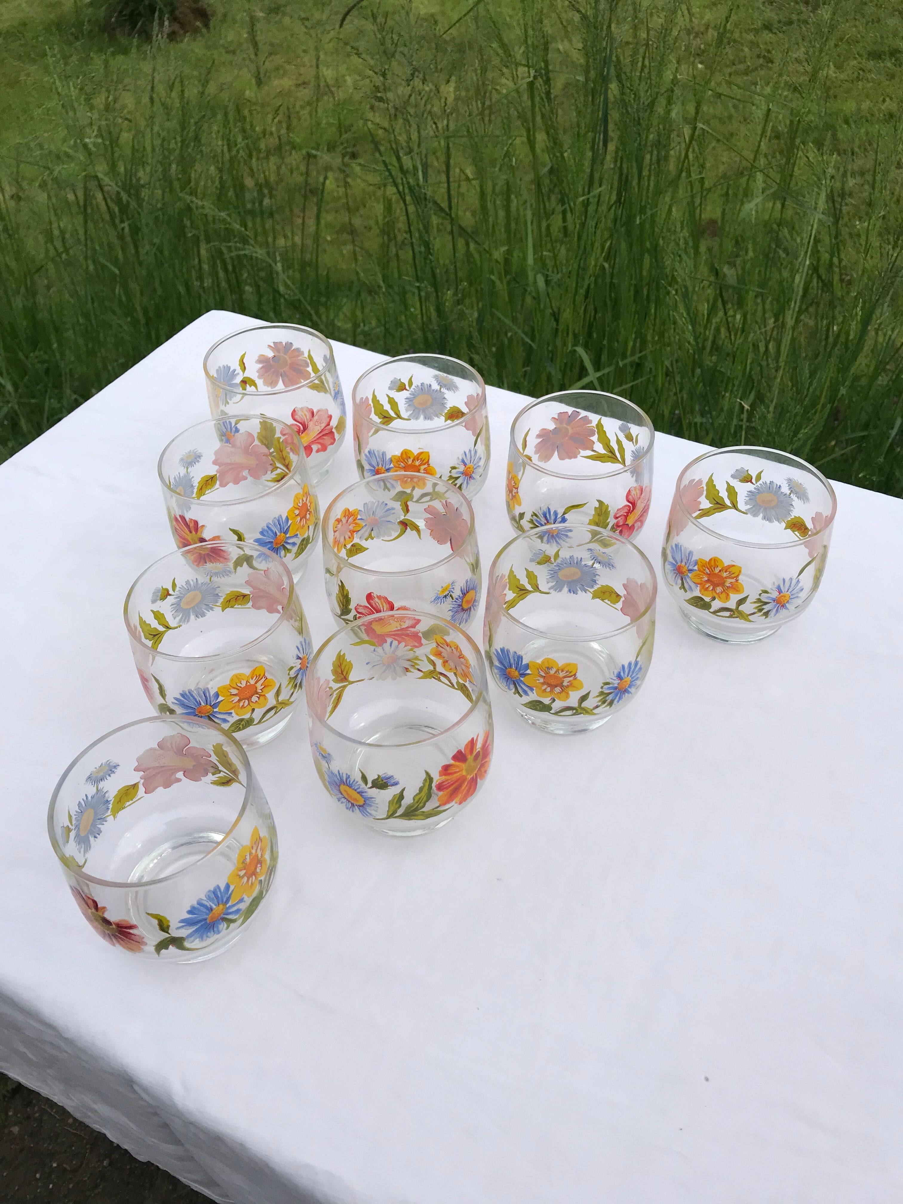 10 vintage glasses with flower patterns