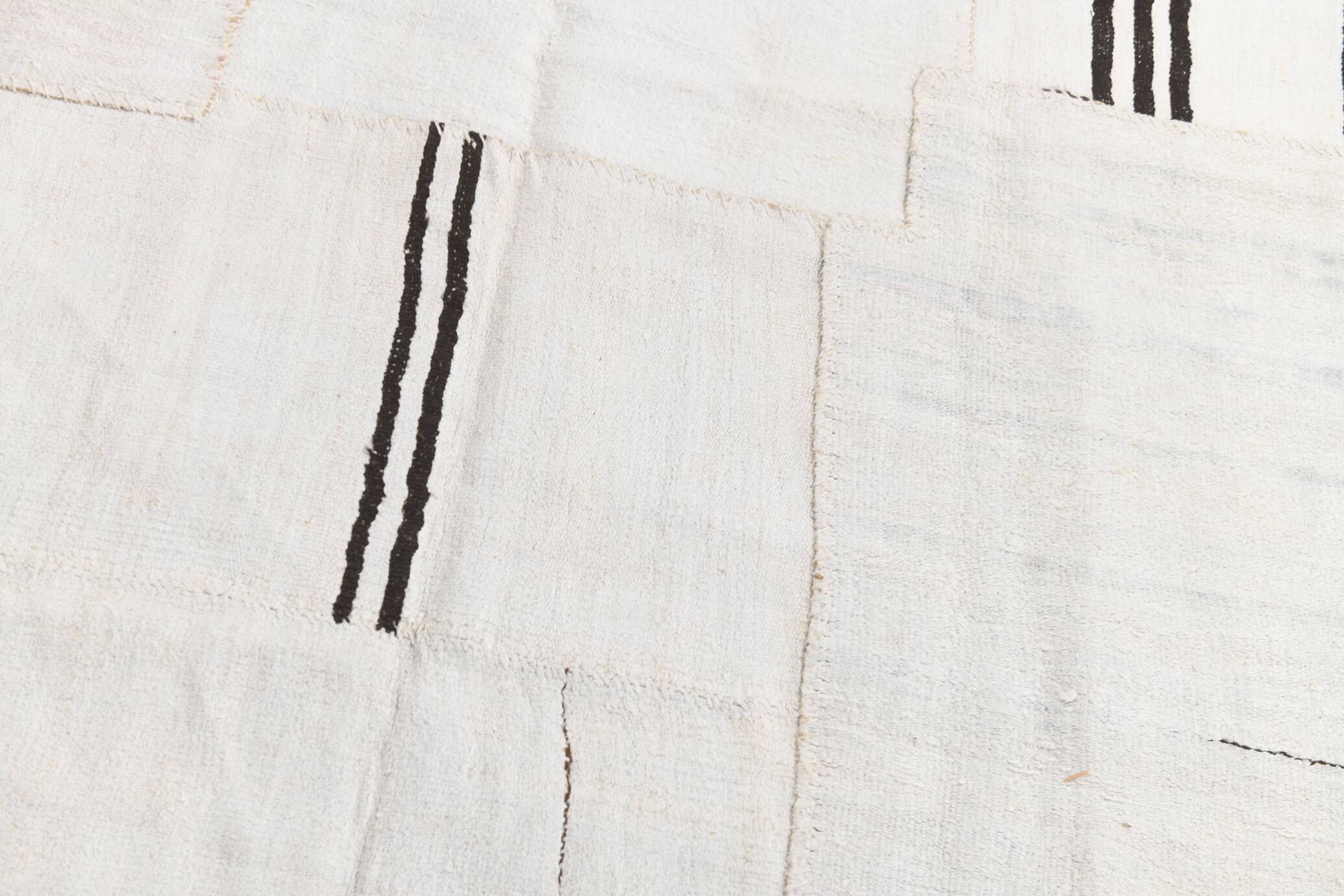 Tapis Kilim contemporain vintage Off White et noir 7x10, 218x307 cm