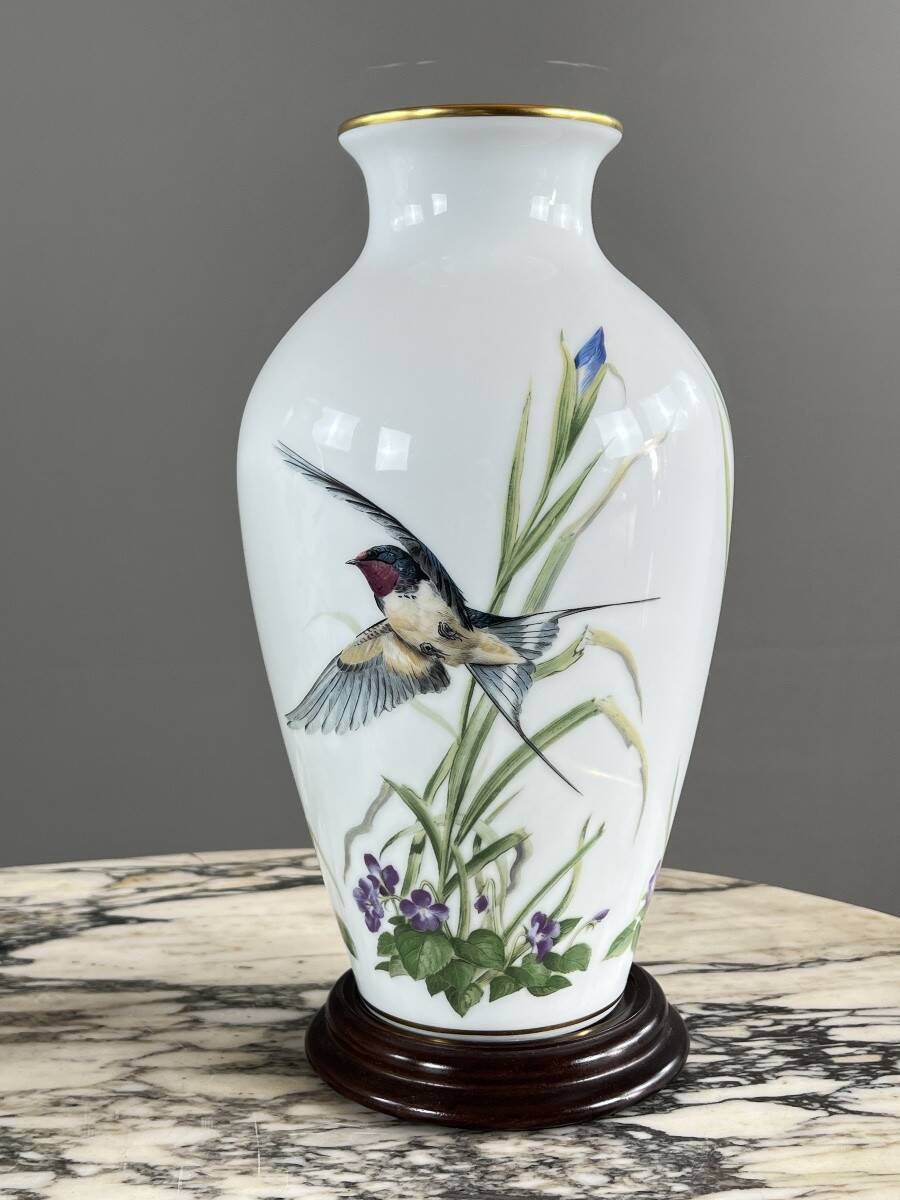 Pair of porcelain vases by Franklin, “The Meadowland Bird Vase”, 20th century.