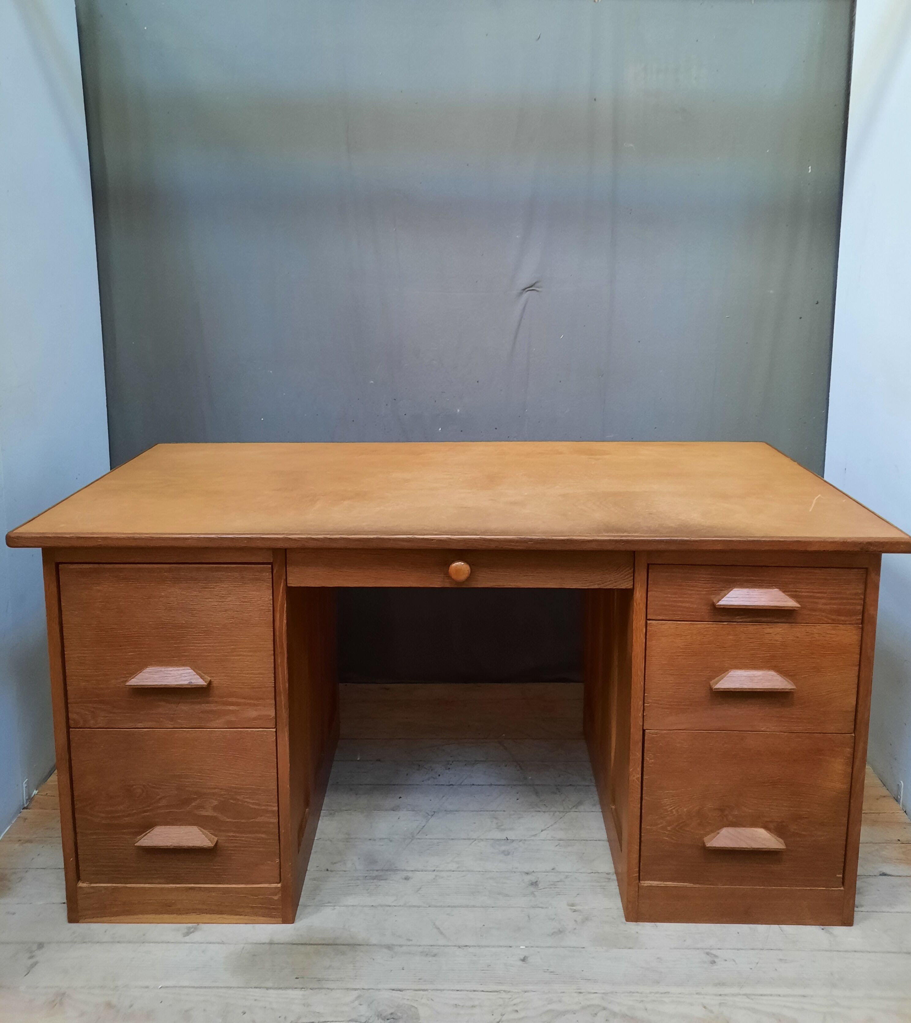 Bureau à caisson d'administration en chêne