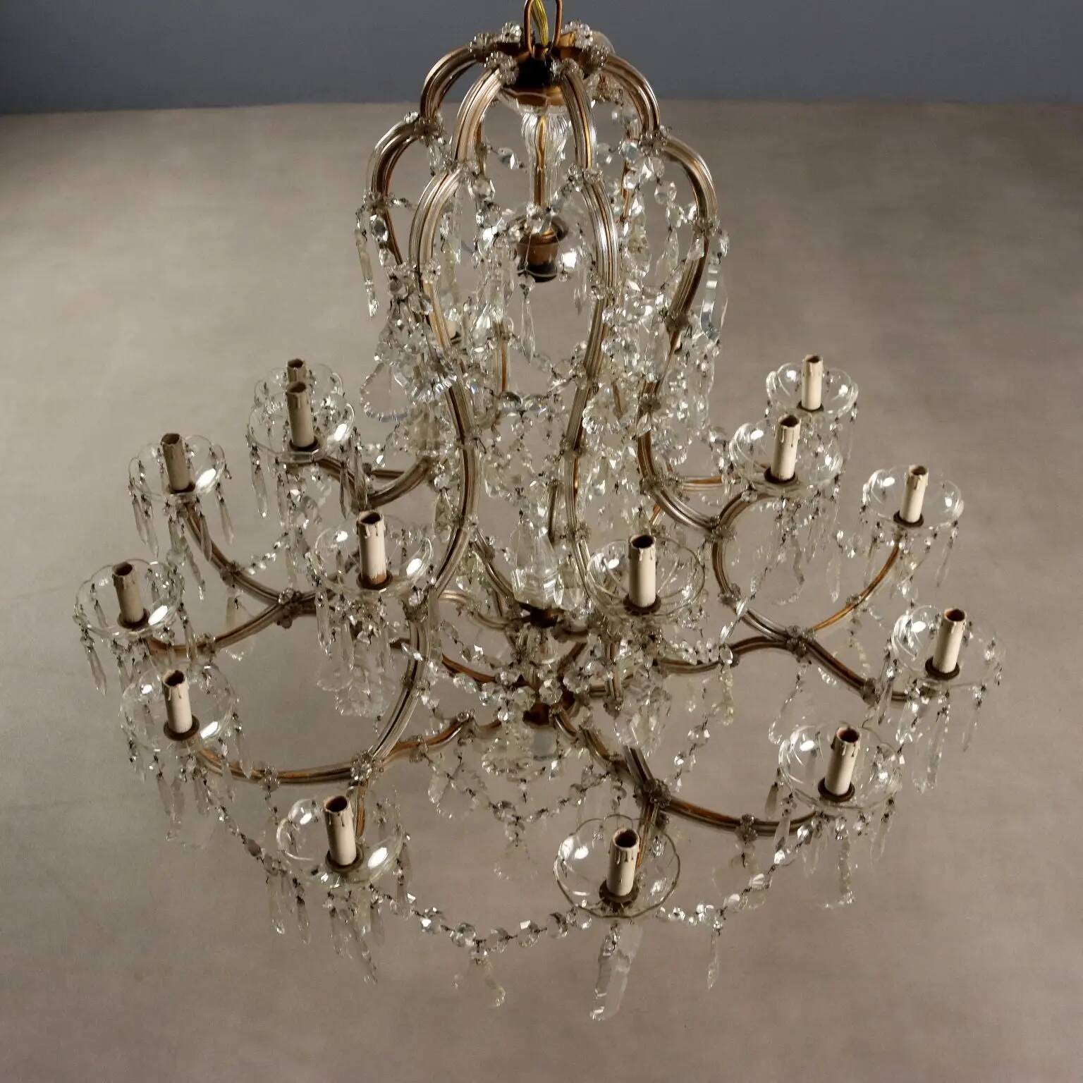 Antique Maria Theresa chandelier with 18 lights in glass, Italy, 19th century.