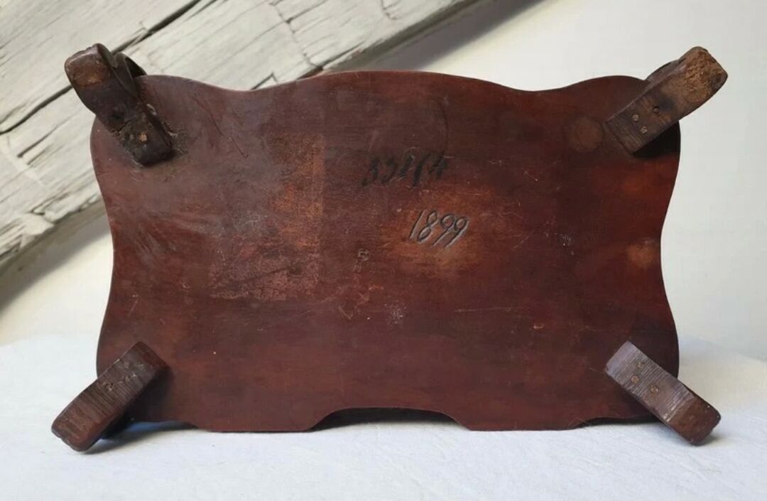 Ancienne boîte à bijoux en bois de la forêt noire