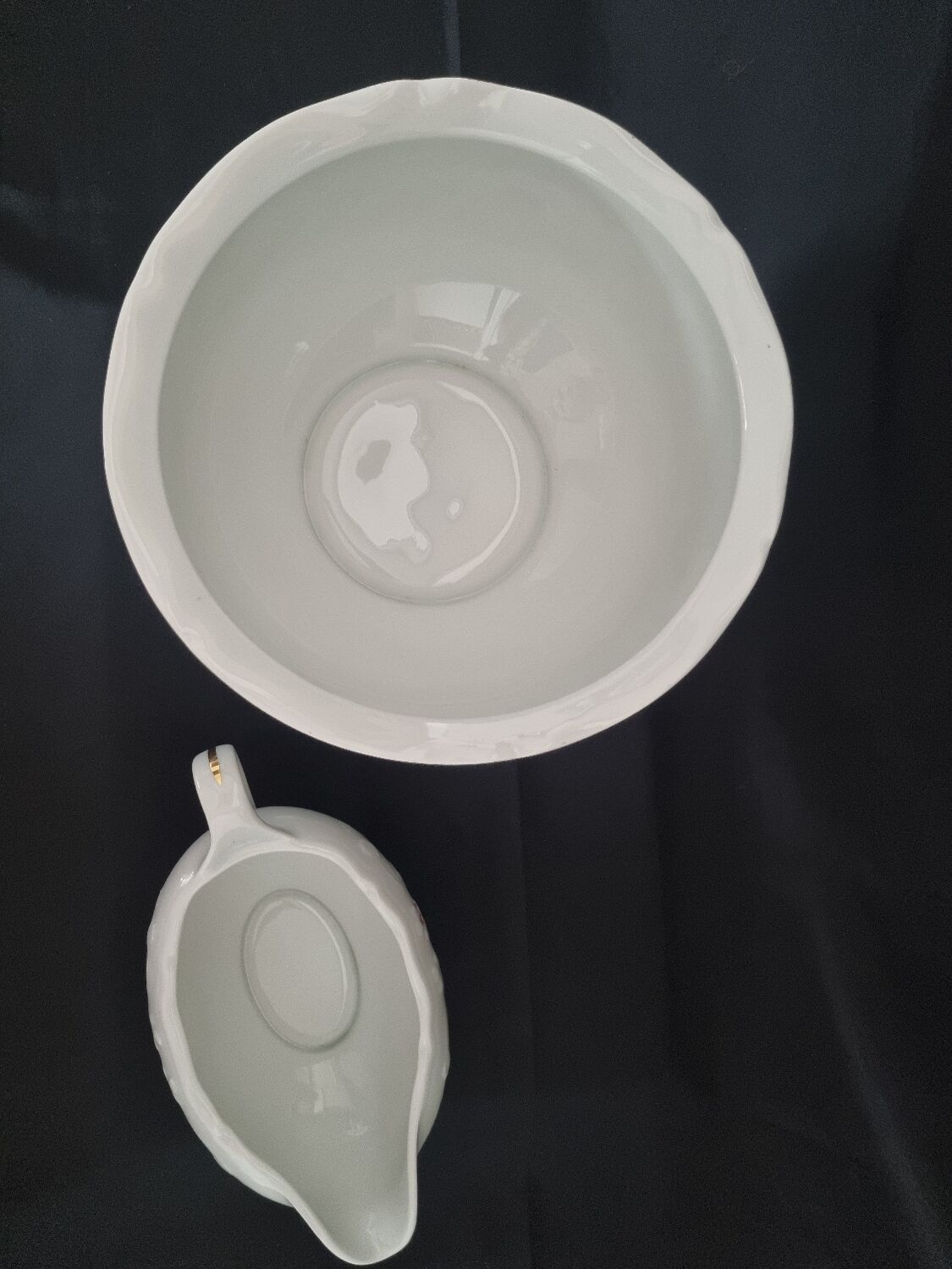 Salad bowl and sauce boat