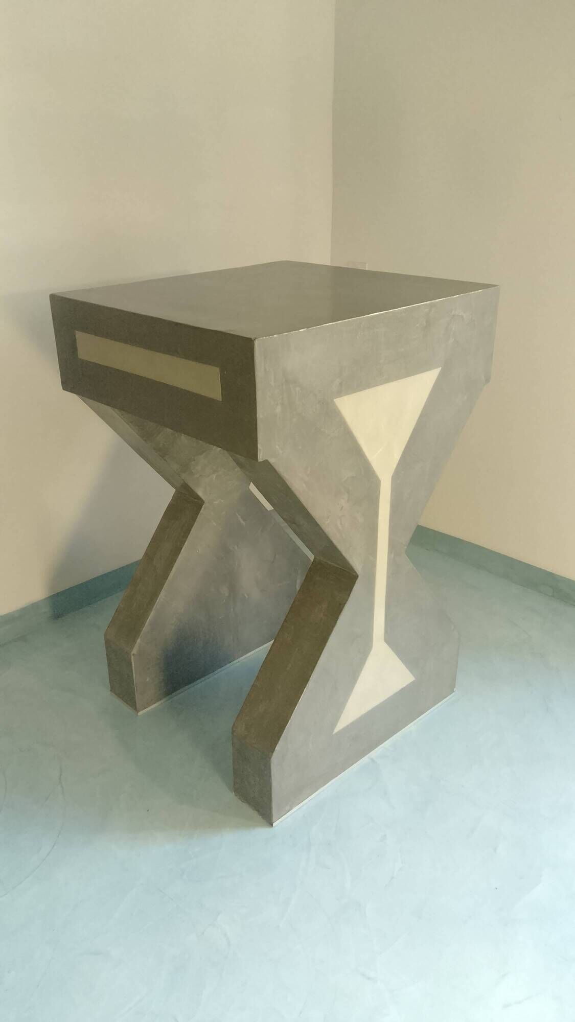 Pedestal / High side table in polished concrete – Unique artisan piece.