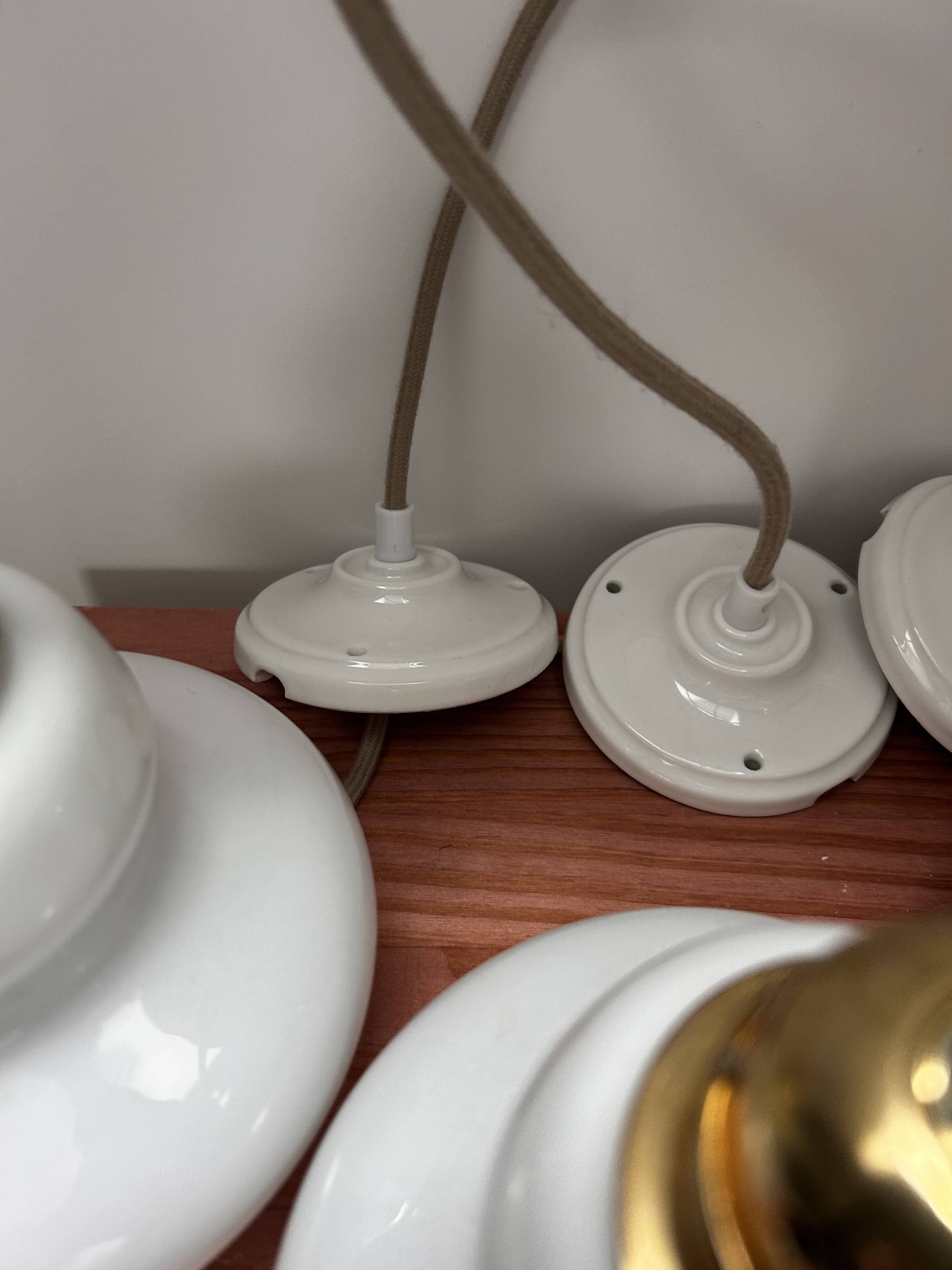 Lot de trois suspensions scandinaves en opaline blanche