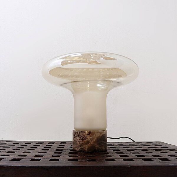 Lampe de table ''champignon'' en marbre et abat-jour en verre opale fumé