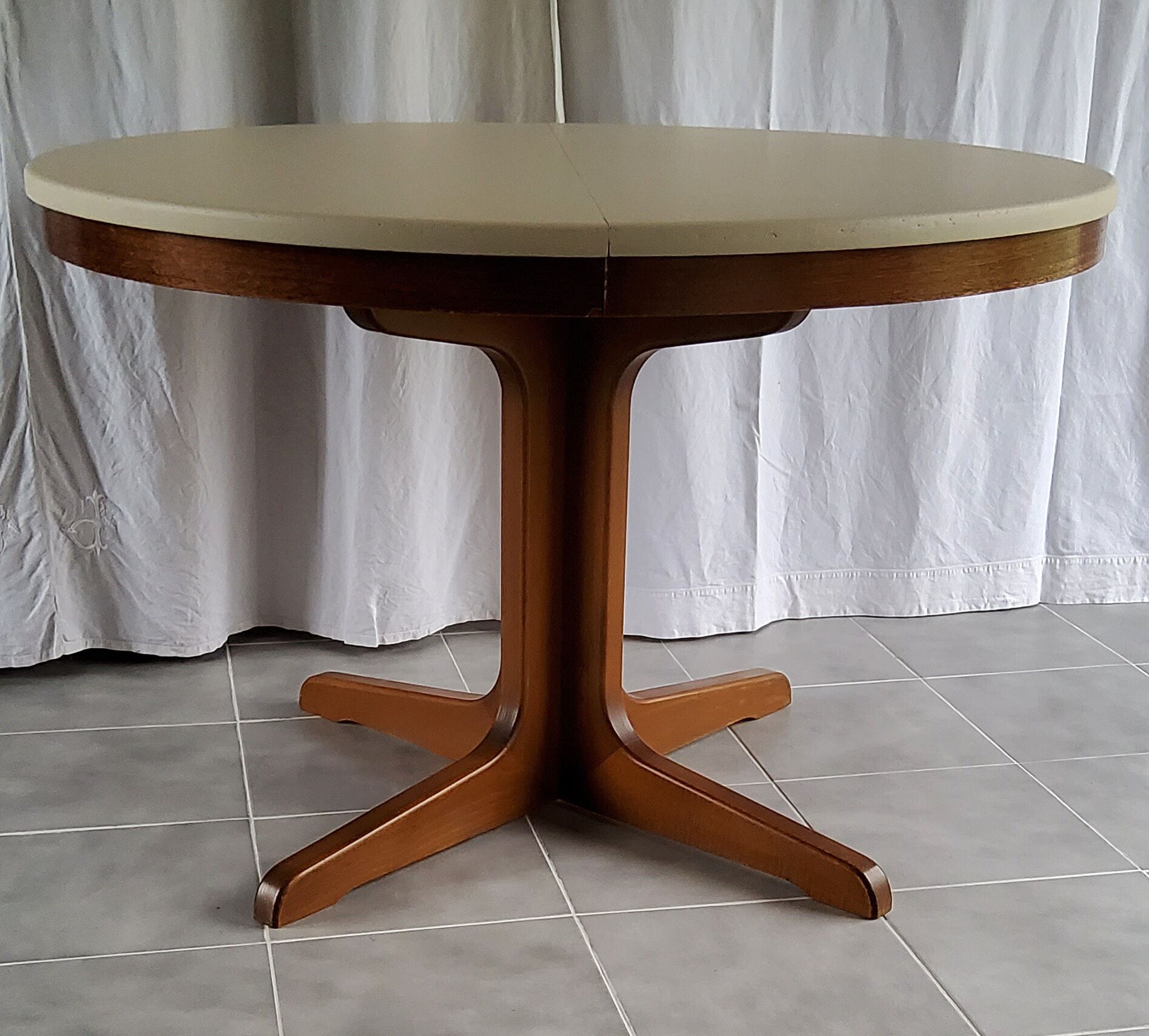 Expandable Roundtable