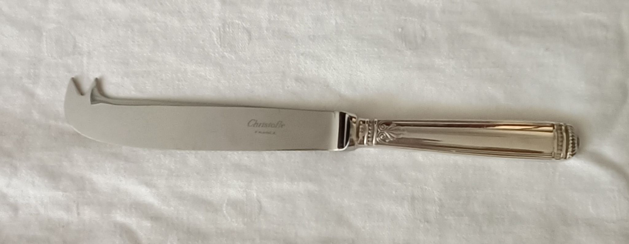 Couteau à fromage en métal argenté de christofle modèle "malmaison"