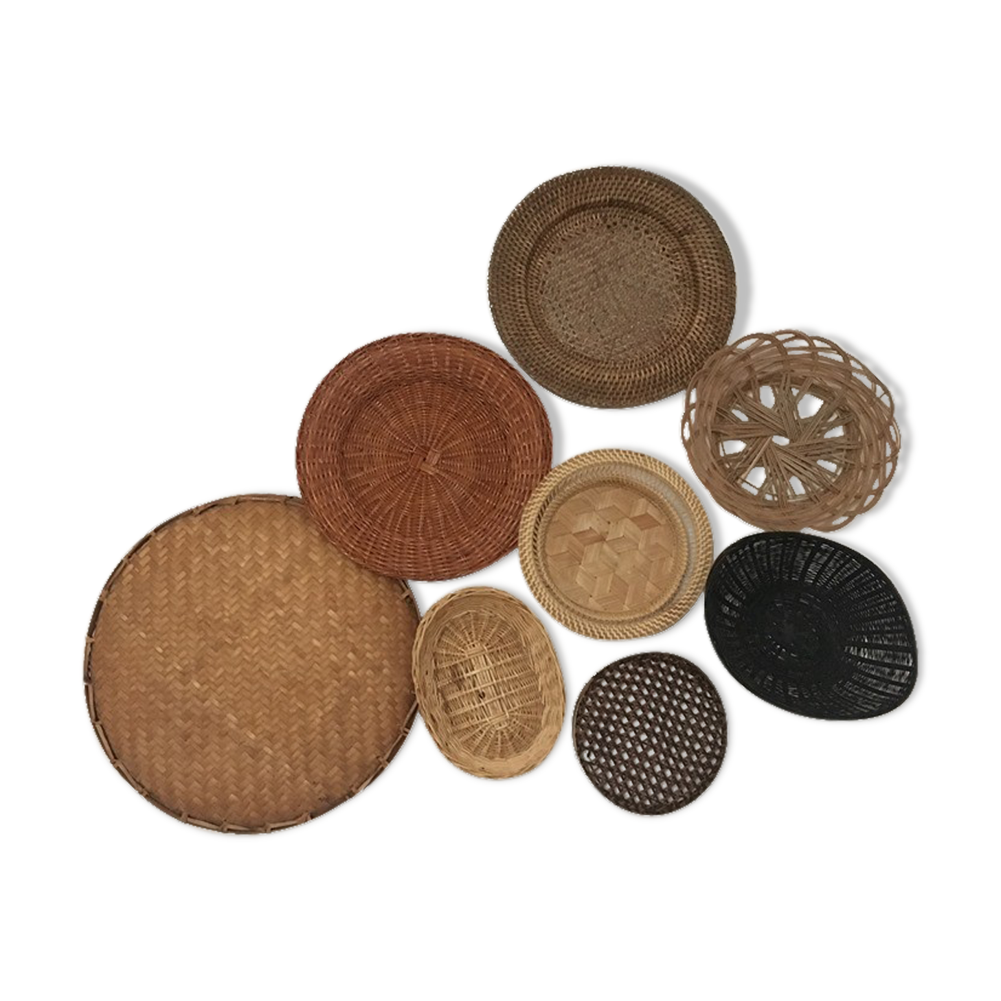 Wall composition of 8 baskets and wicker trays.