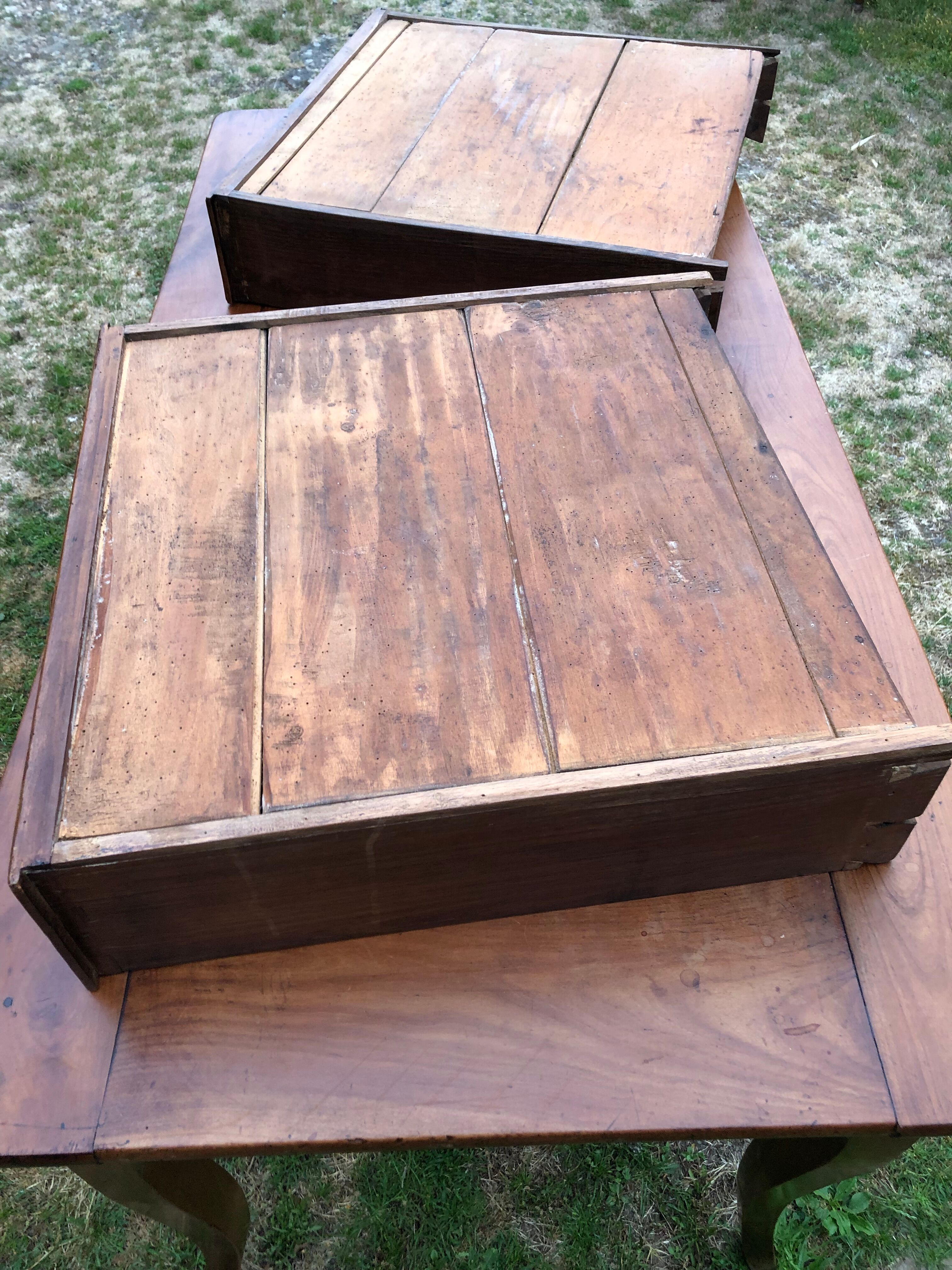 Table de ferme ancienne de style Louis XV à piétement dit pied biche en cerisier massif à 2 tiroirs