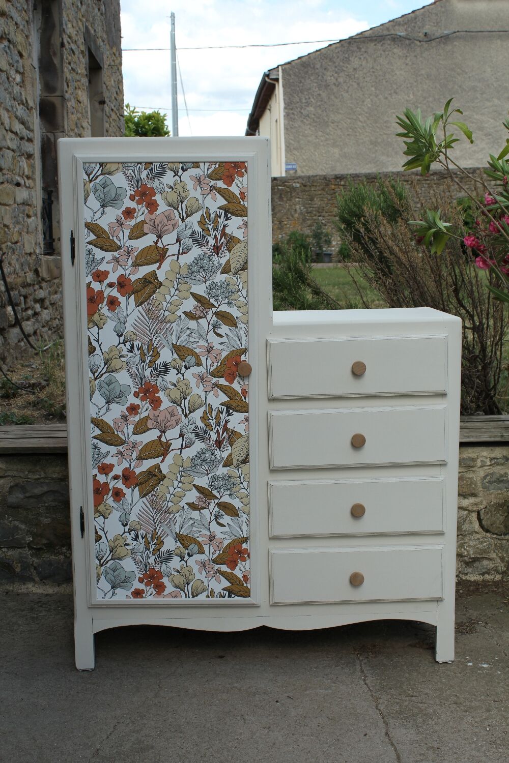 Asymmetrical cabinet