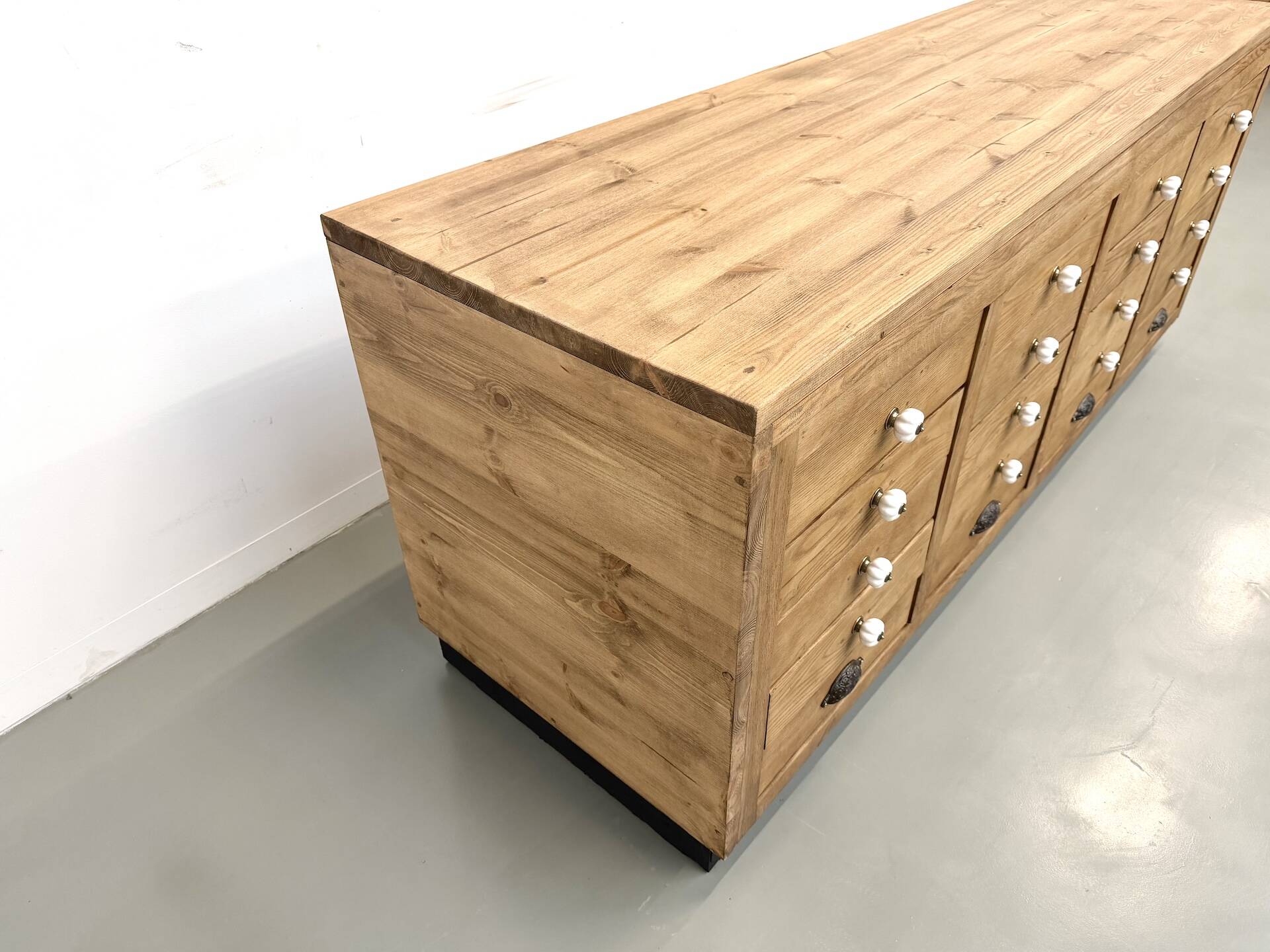 Double-sided display counter with 20 drawers