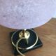 Lampe vintage en céramique laiton et boule en verre rose