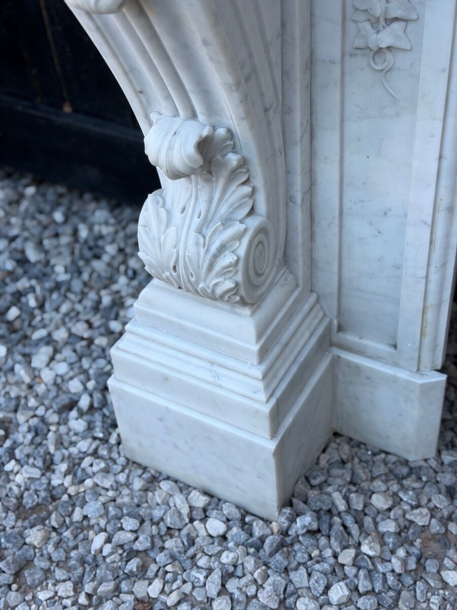 Napoleon III fireplace in white statuary Carrara marble, circa 1880.
