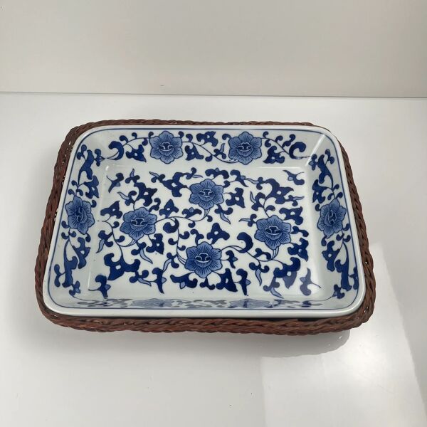 Set de 6 plats de présentation en céramique décor blanc et bleu, motif floral avec monture en osier tressé, 1970/80