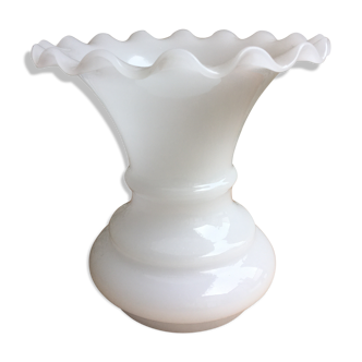 Corrugated vase in opaline