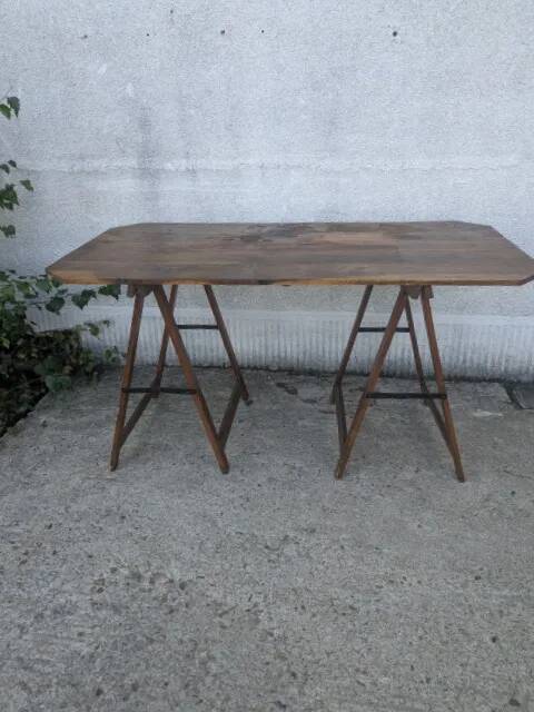 Bureau, planche et tréteaux