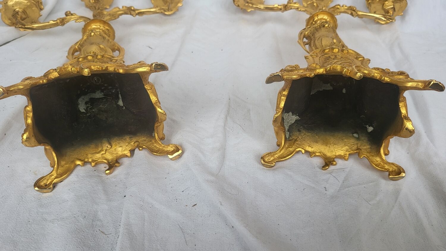 Paire de candélabres anciens en régule doré – style Louis XV – 41 cm