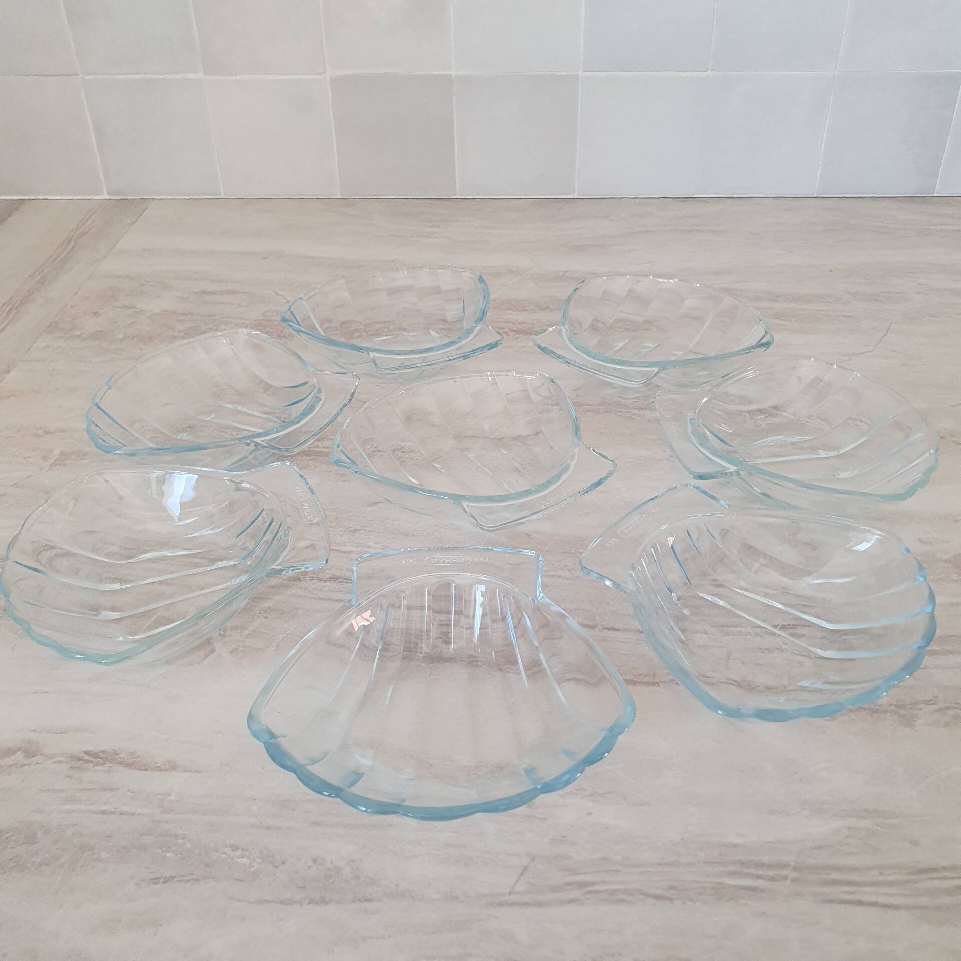 8 small shell-shaped ramekins in transparent glass