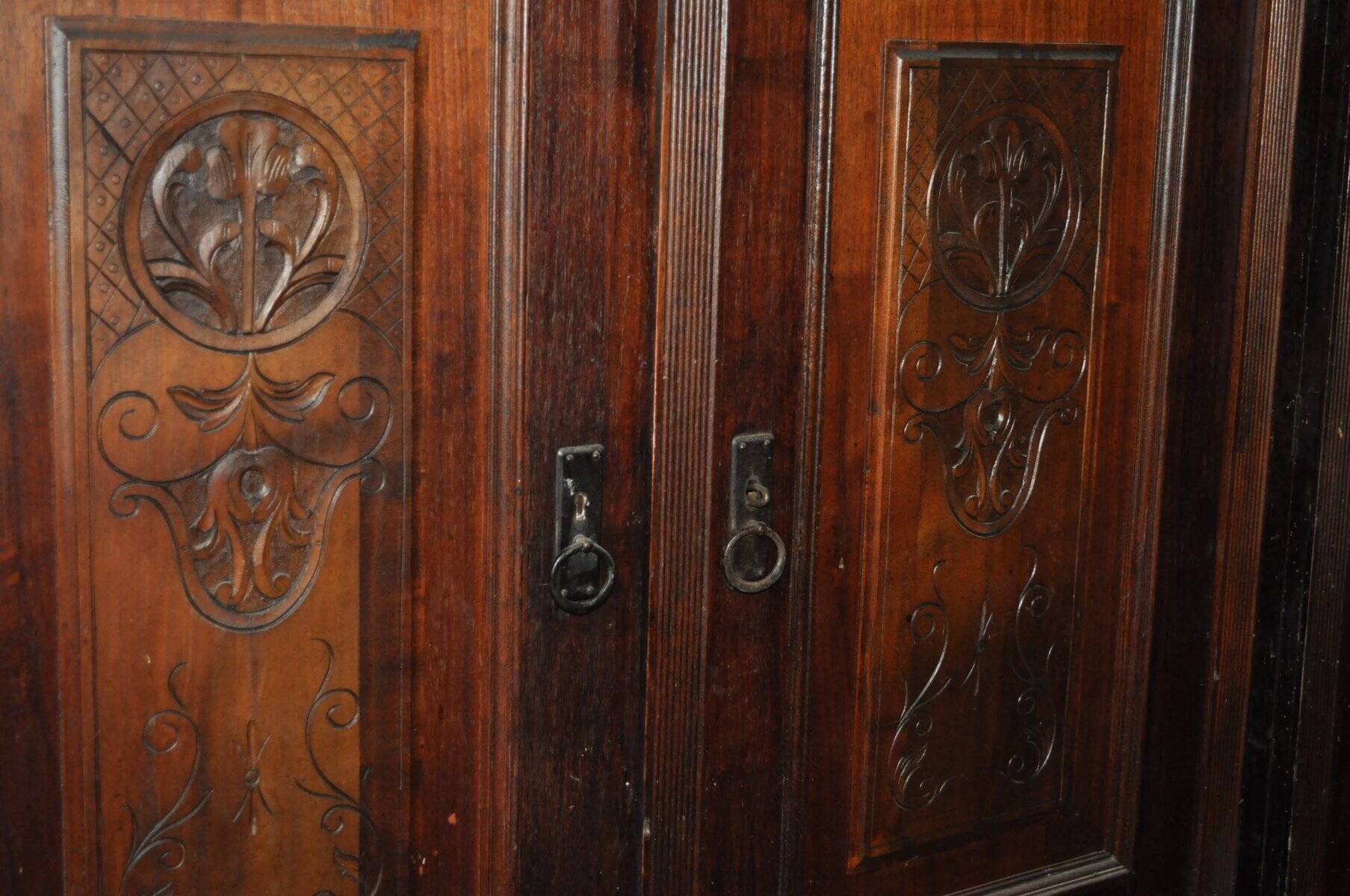 Hungarian wardrobe in carved brown wood from the late 19th century, with 2 doors and a lower drawer.