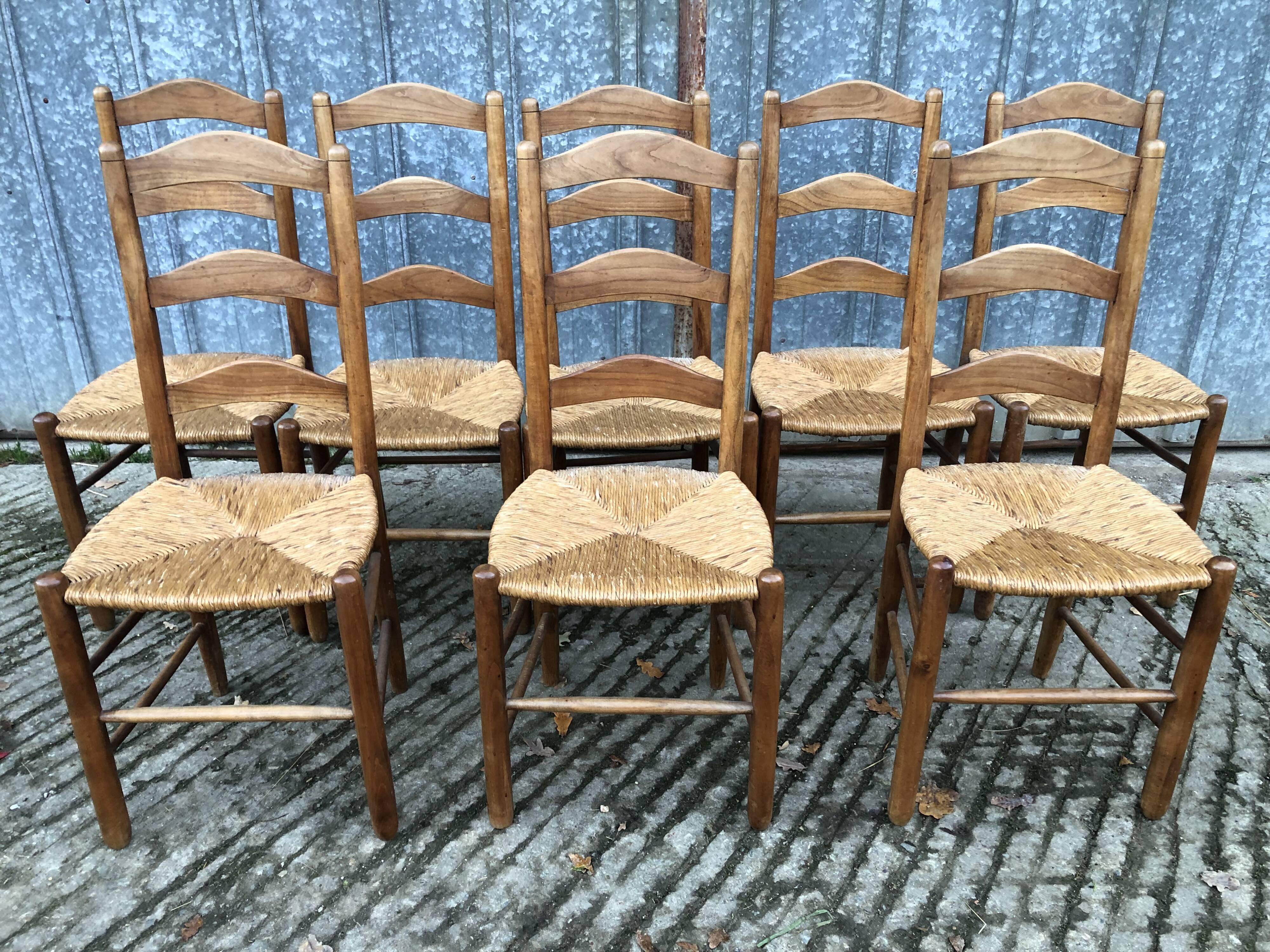 8 Chaises  anciennes vendéennes paillées en cerisier massif.
