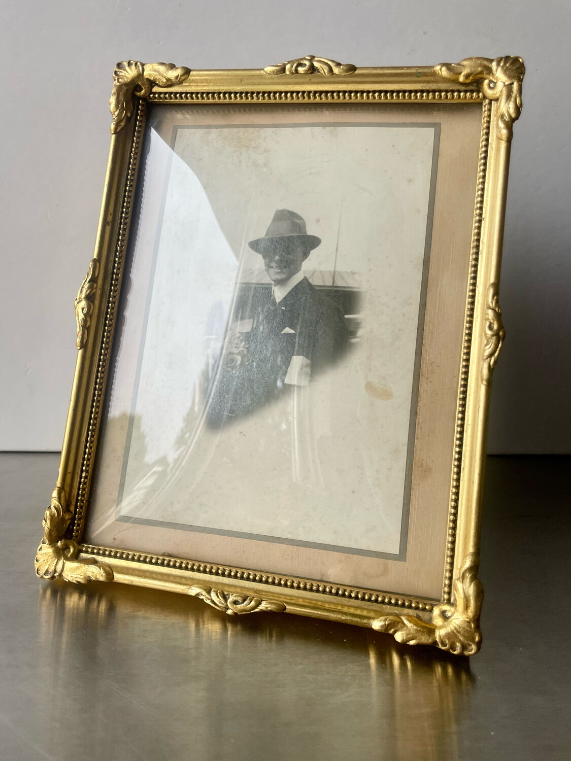 Antique  Frame gilded wood measurements 22 cm x 17  cm Convex Glass