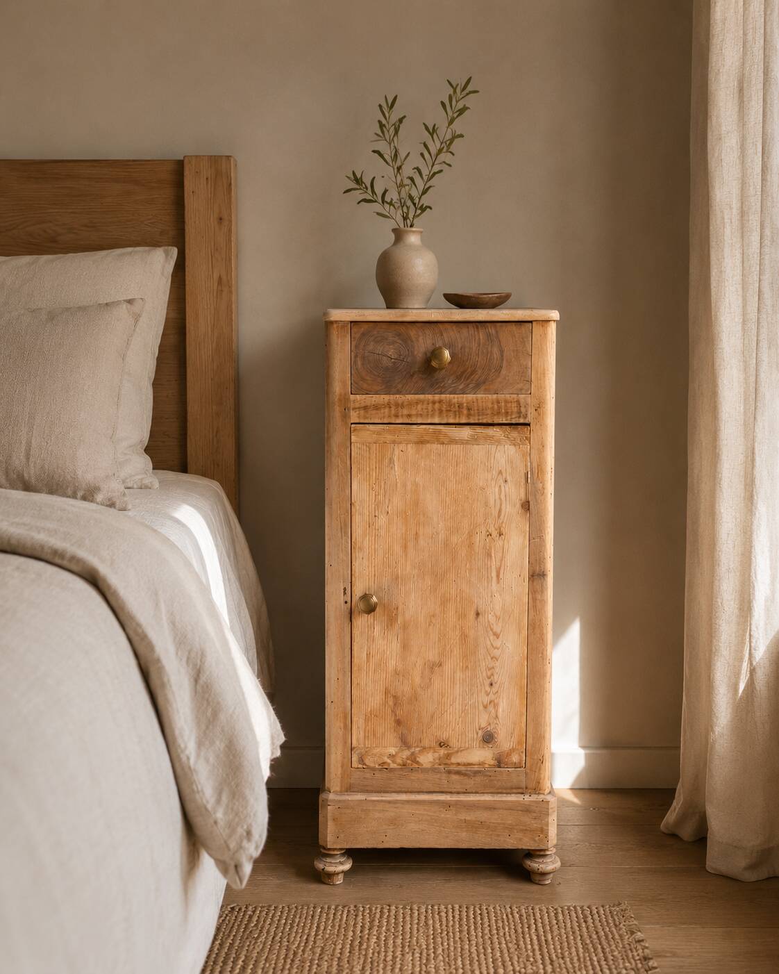 Chevet ancien en bois massif