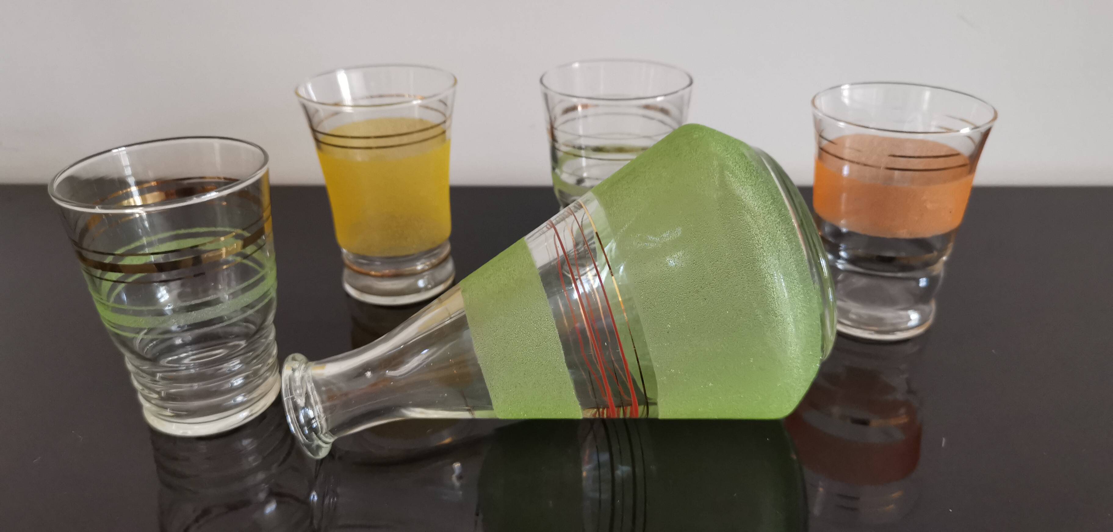 Set of 4 colored granite glasses with its carafe