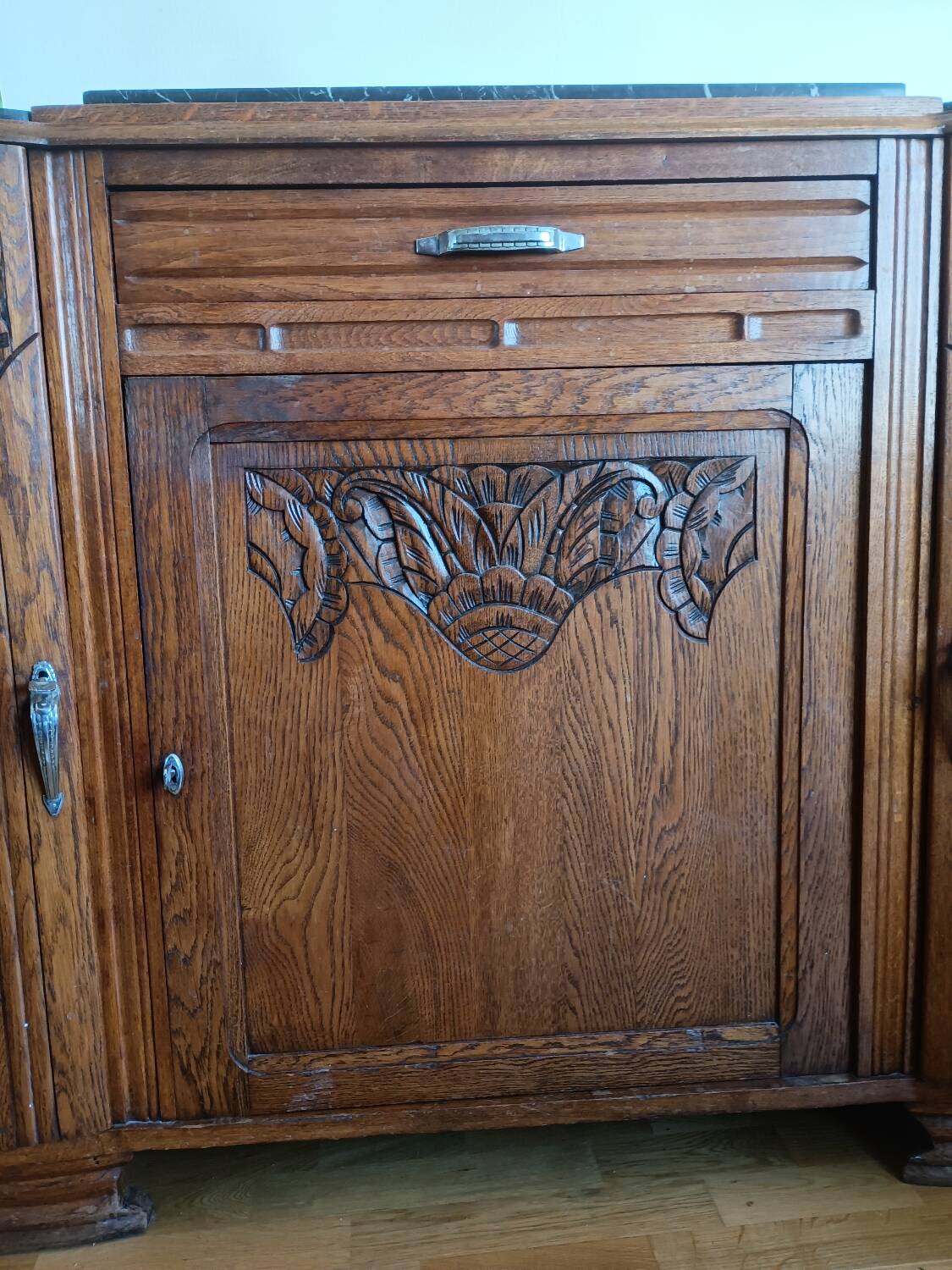Art Deco buffet in marble and carved wood